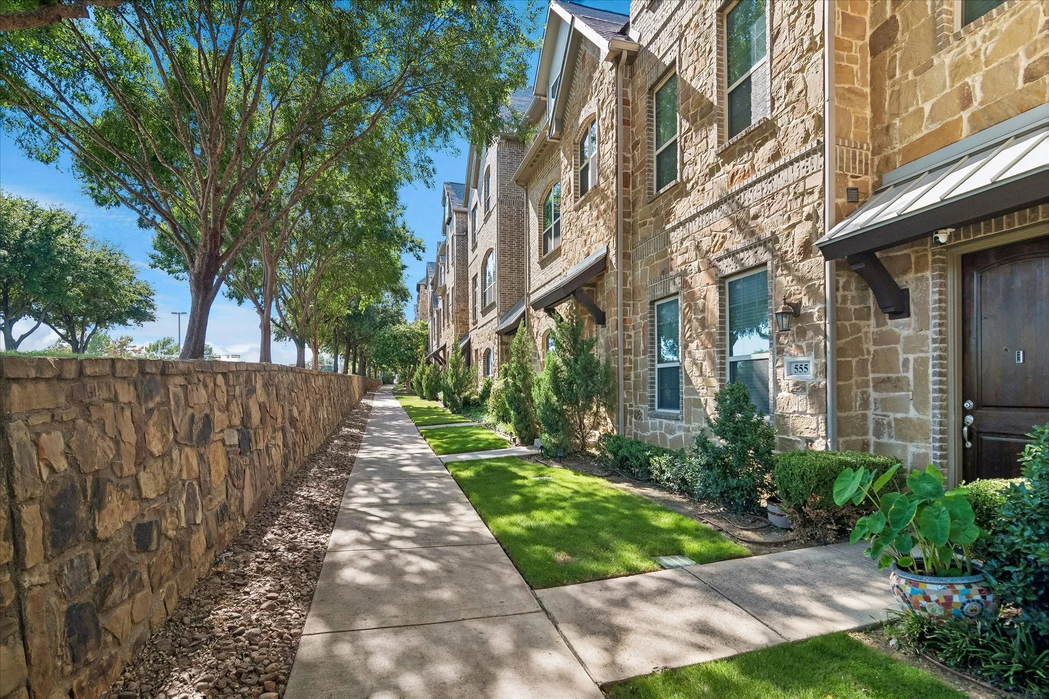 Townhouse For Sale in Dallas County , 559 W Royal Lane, Irving, Texas 75039, 2 Bedroom, 3 Bathroom, 2 Garage spaces, 1,821 Sqft, built in 2015, mls#21358005, Real Estate Agent in Irving, Homes For Sale in Dallas county, Homes For Sale in Irving, Realtor in Irving Texas, Real Estate Brokerage Independent Realty Texas, Luminita Cordes Realtor