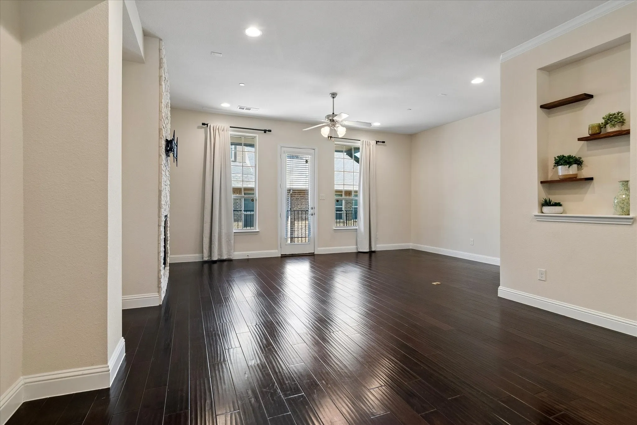 Townhouse For Sale in Dallas County , 559 W Royal Lane, Irving, Texas 75039, 2 Bedroom, 3 Bathroom, 2 Garage spaces, 1,821 Sqft, built in 2015, mls#21358005, Real Estate Agent in Irving, Homes For Sale in Dallas county, Homes For Sale in Irving, Realtor in Irving Texas, Real Estate Brokerage Independent Realty Texas, Luminita Cordes Realtor