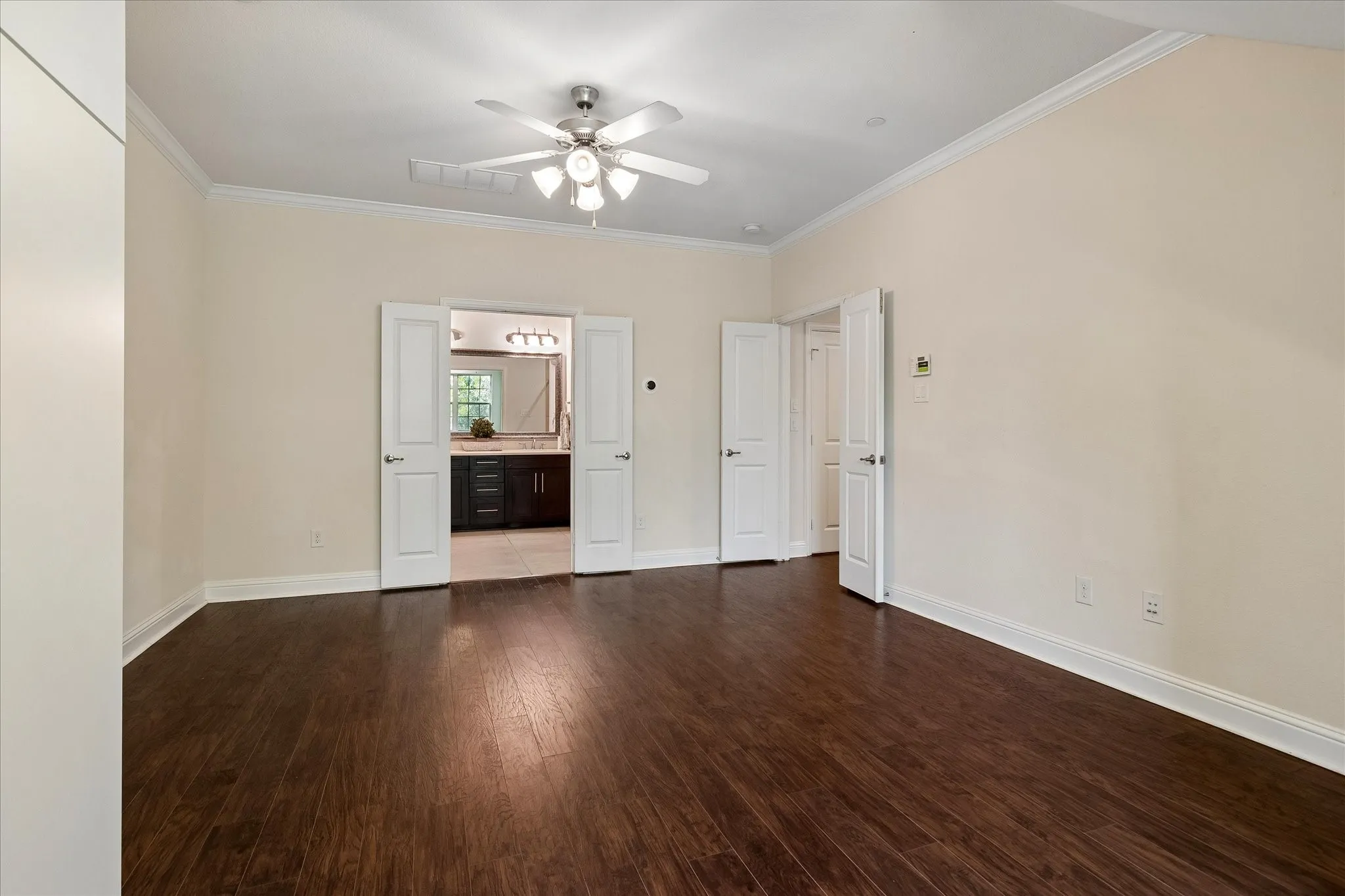 Townhouse For Sale in Dallas County , 559 W Royal Lane, Irving, Texas 75039, 2 Bedroom, 3 Bathroom, 2 Garage spaces, 1,821 Sqft, built in 2015, mls#21358005, Real Estate Agent in Irving, Homes For Sale in Dallas county, Homes For Sale in Irving, Realtor in Irving Texas, Real Estate Brokerage Independent Realty Texas, Luminita Cordes Realtor