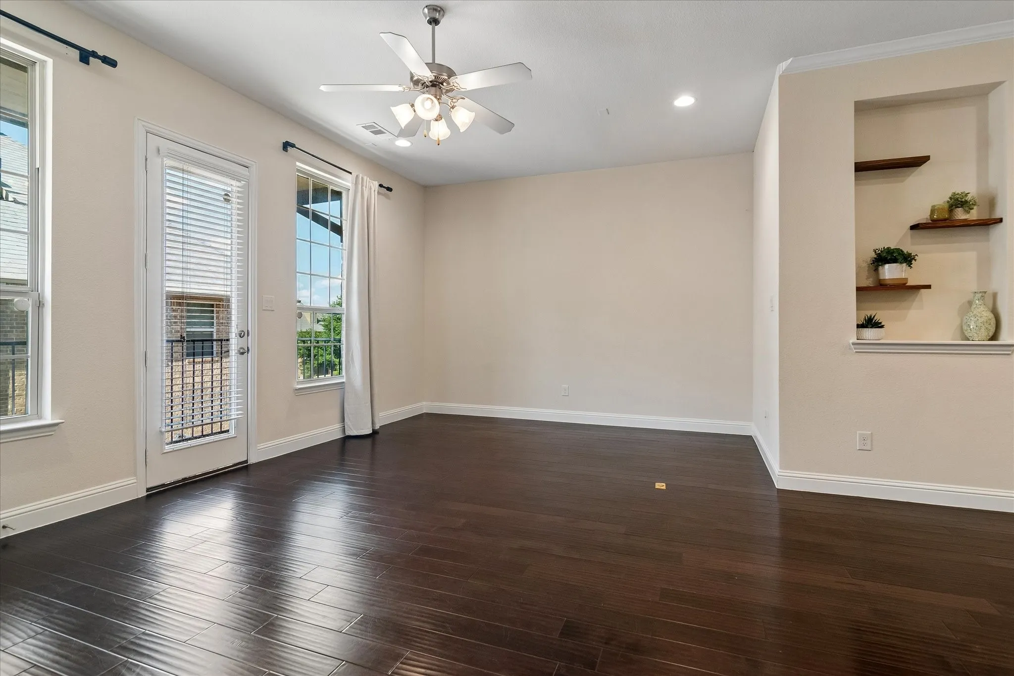 Townhouse For Sale in Dallas County , 559 W Royal Lane, Irving, Texas 75039, 2 Bedroom, 3 Bathroom, 2 Garage spaces, 1,821 Sqft, built in 2015, mls#21358005, Real Estate Agent in Irving, Homes For Sale in Dallas county, Homes For Sale in Irving, Realtor in Irving Texas, Real Estate Brokerage Independent Realty Texas, Luminita Cordes Realtor