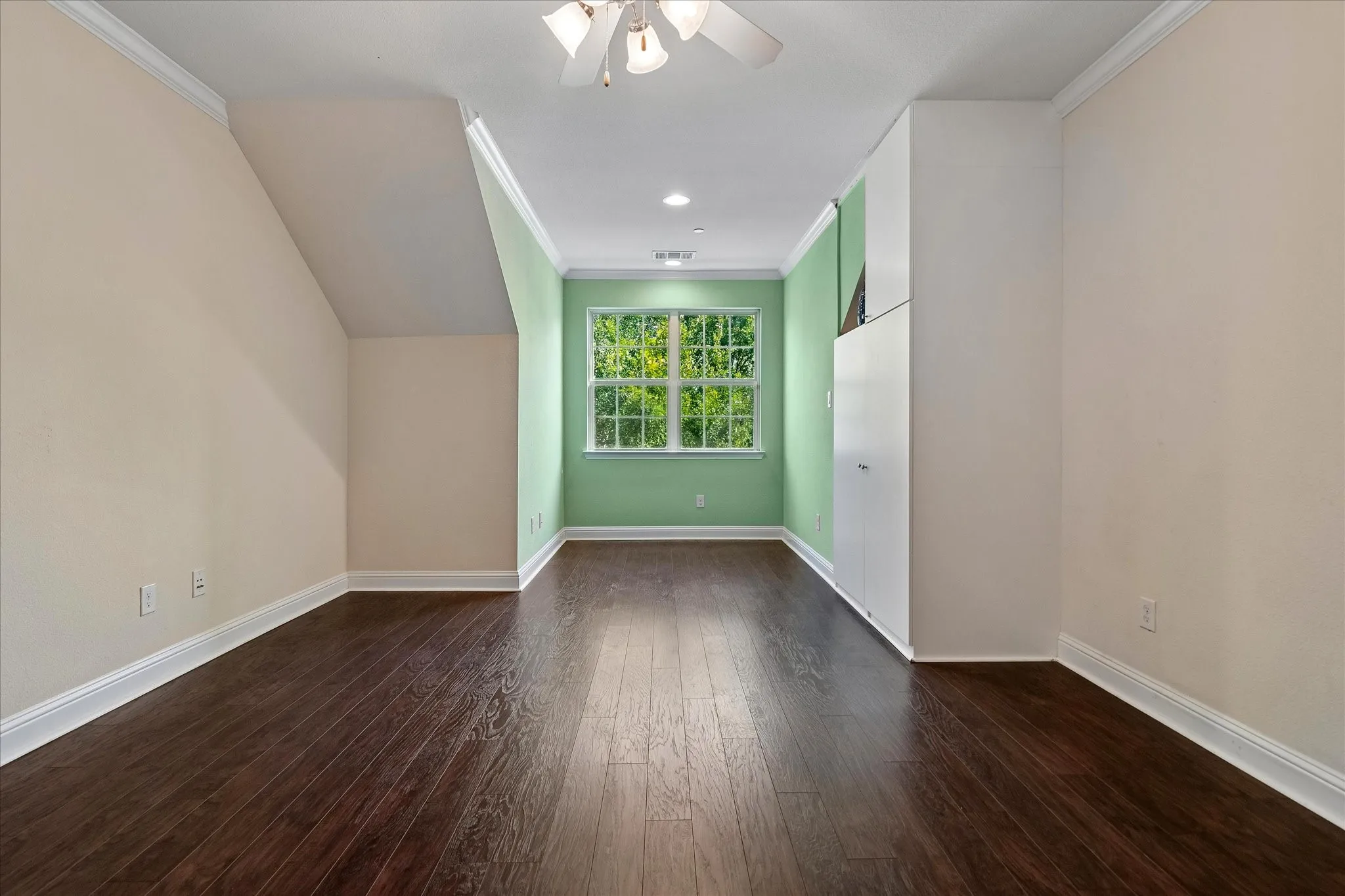 Townhouse For Sale in Dallas County , 559 W Royal Lane, Irving, Texas 75039, 2 Bedroom, 3 Bathroom, 2 Garage spaces, 1,821 Sqft, built in 2015, mls#21358005, Real Estate Agent in Irving, Homes For Sale in Dallas county, Homes For Sale in Irving, Realtor in Irving Texas, Real Estate Brokerage Independent Realty Texas, Luminita Cordes Realtor
