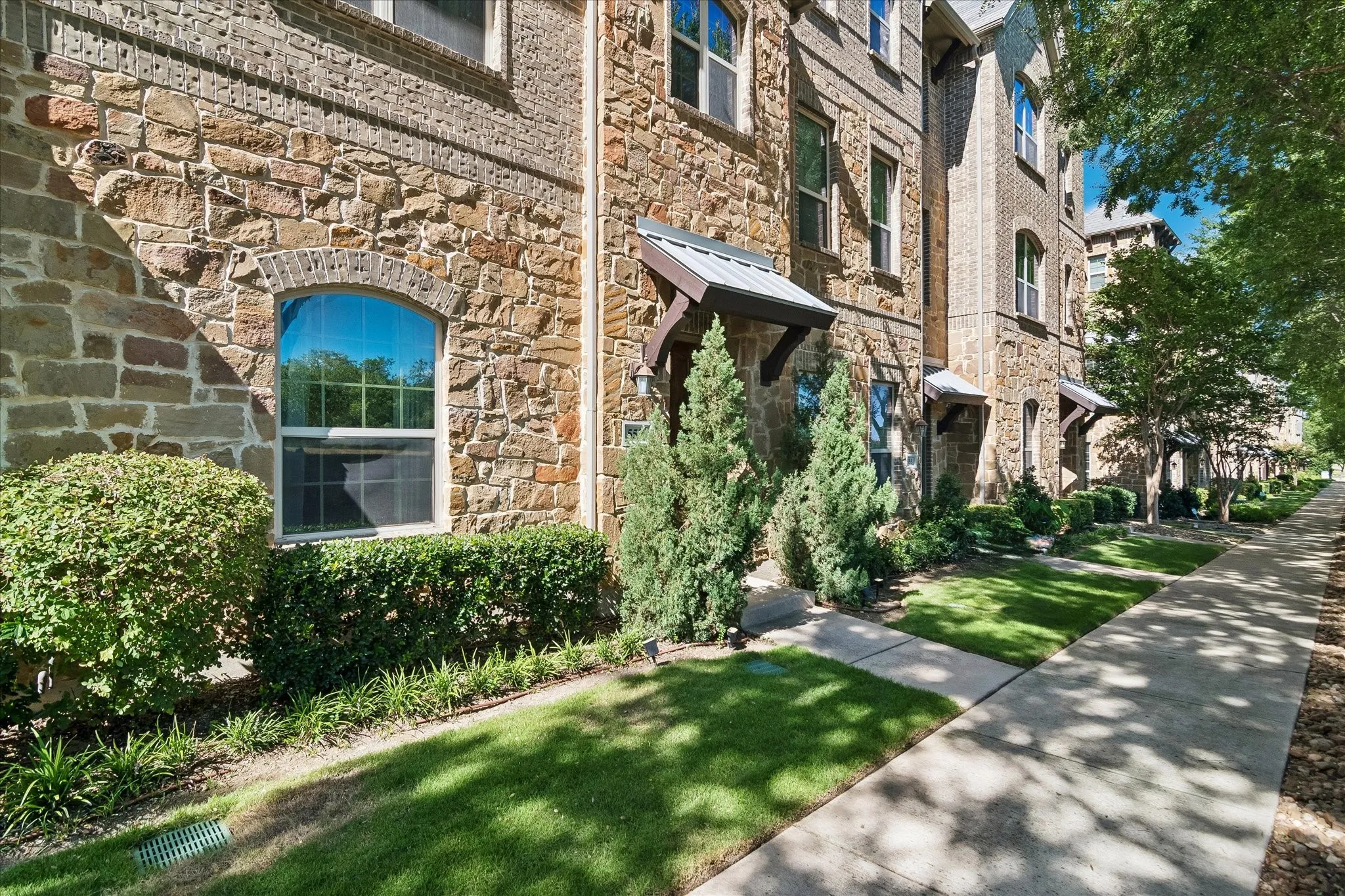Townhouse For Sale in Dallas County , 559 W Royal Lane, Irving, Texas 75039, 2 Bedroom, 3 Bathroom, 2 Garage spaces, 1,821 Sqft, built in 2015, mls#21358005, Real Estate Agent in Irving, Homes For Sale in Dallas county, Homes For Sale in Irving, Realtor in Irving Texas, Real Estate Brokerage Independent Realty Texas, Luminita Cordes Realtor