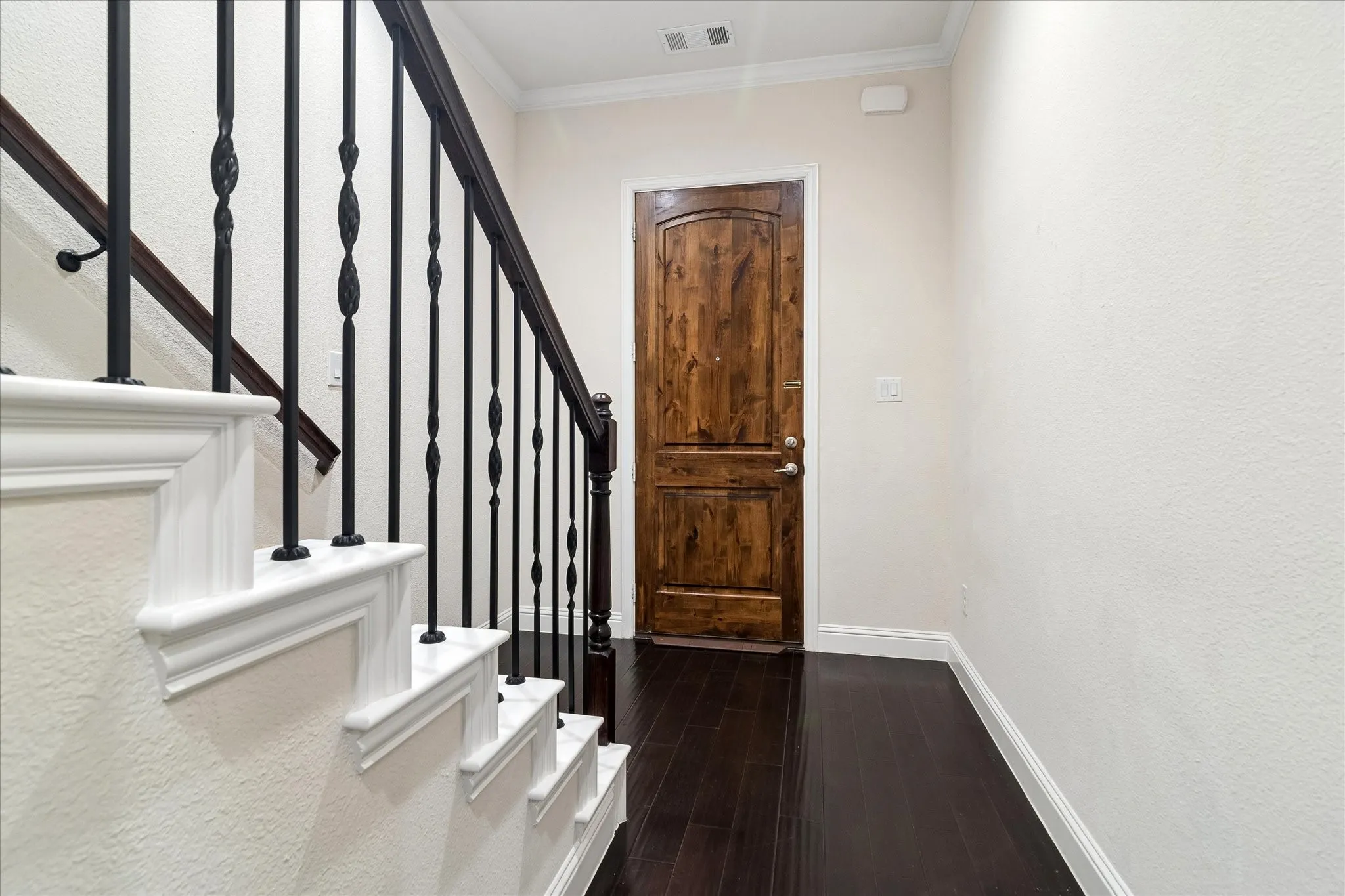 Townhouse For Sale in Dallas County , 559 W Royal Lane, Irving, Texas 75039, 2 Bedroom, 3 Bathroom, 2 Garage spaces, 1,821 Sqft, built in 2015, mls#21358005, Real Estate Agent in Irving, Homes For Sale in Dallas county, Homes For Sale in Irving, Realtor in Irving Texas, Real Estate Brokerage Independent Realty Texas, Luminita Cordes Realtor