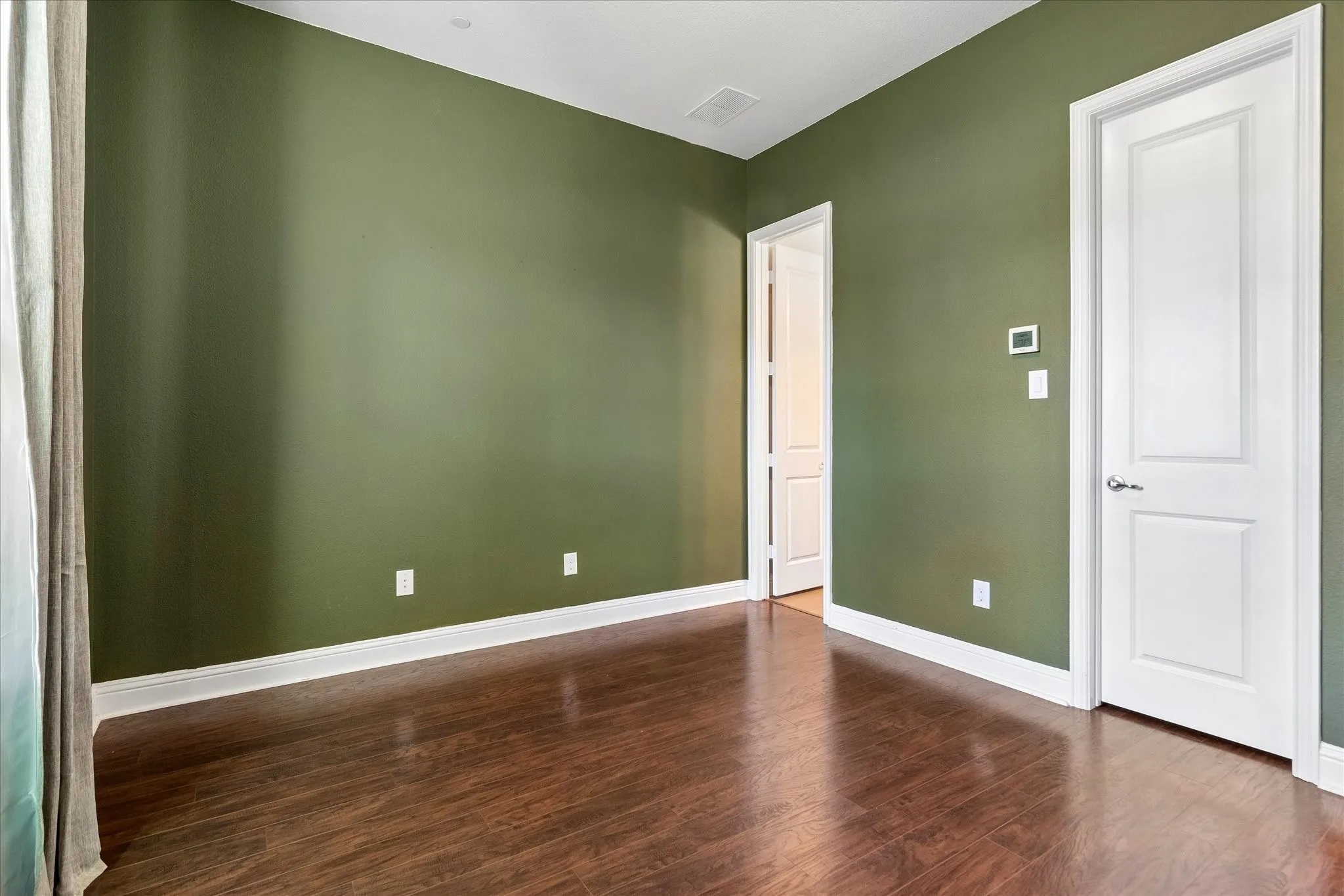 Townhouse For Sale in Dallas County , 559 W Royal Lane, Irving, Texas 75039, 2 Bedroom, 3 Bathroom, 2 Garage spaces, 1,821 Sqft, built in 2015, mls#21358005, Real Estate Agent in Irving, Homes For Sale in Dallas county, Homes For Sale in Irving, Realtor in Irving Texas, Real Estate Brokerage Independent Realty Texas, Luminita Cordes Realtor