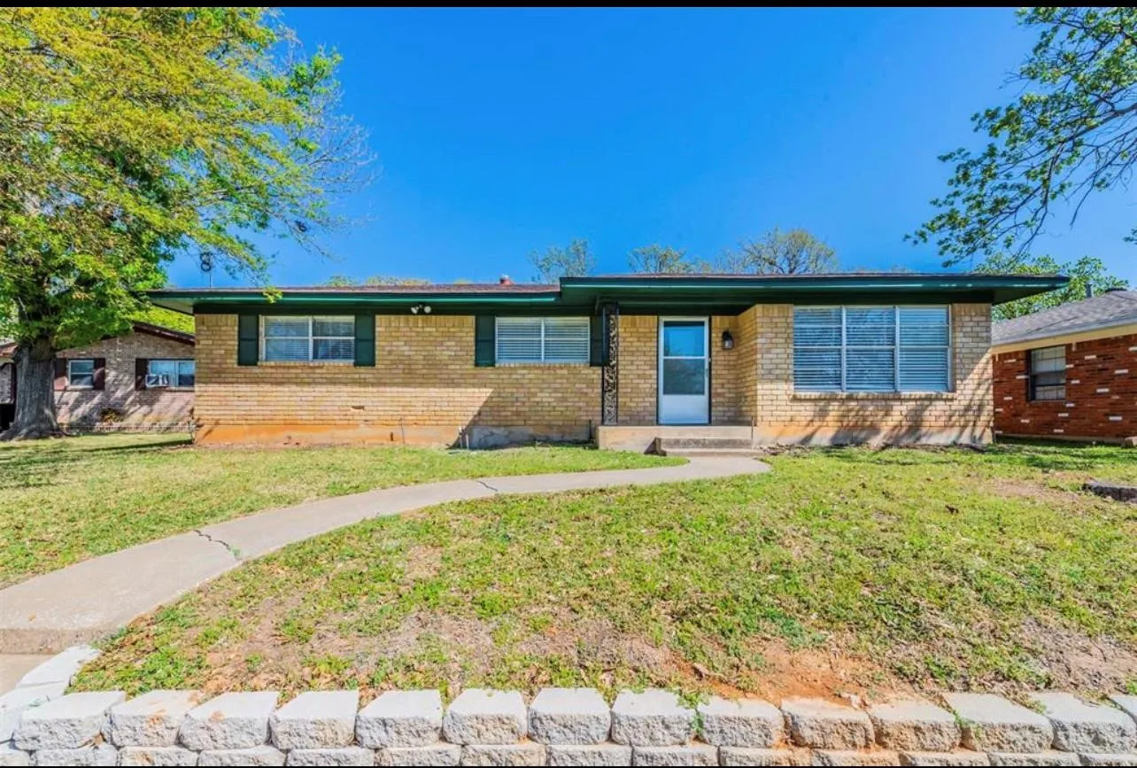 Single Family Residence For Sale in Grayson County , 903 Seymore Circle, Denison, Texas 75020, 3 Bedroom, 2 Bathroom, 2 Garage spaces, 1,583 Sqft, built in 1966, mls#21359290, Real Estate Agent in Denison, Homes For Sale in Grayson county, Homes For Sale in Denison, Realtor in Denison Texas, Real Estate Brokerage Independent Realty Texas, Luminita Cordes Realtor