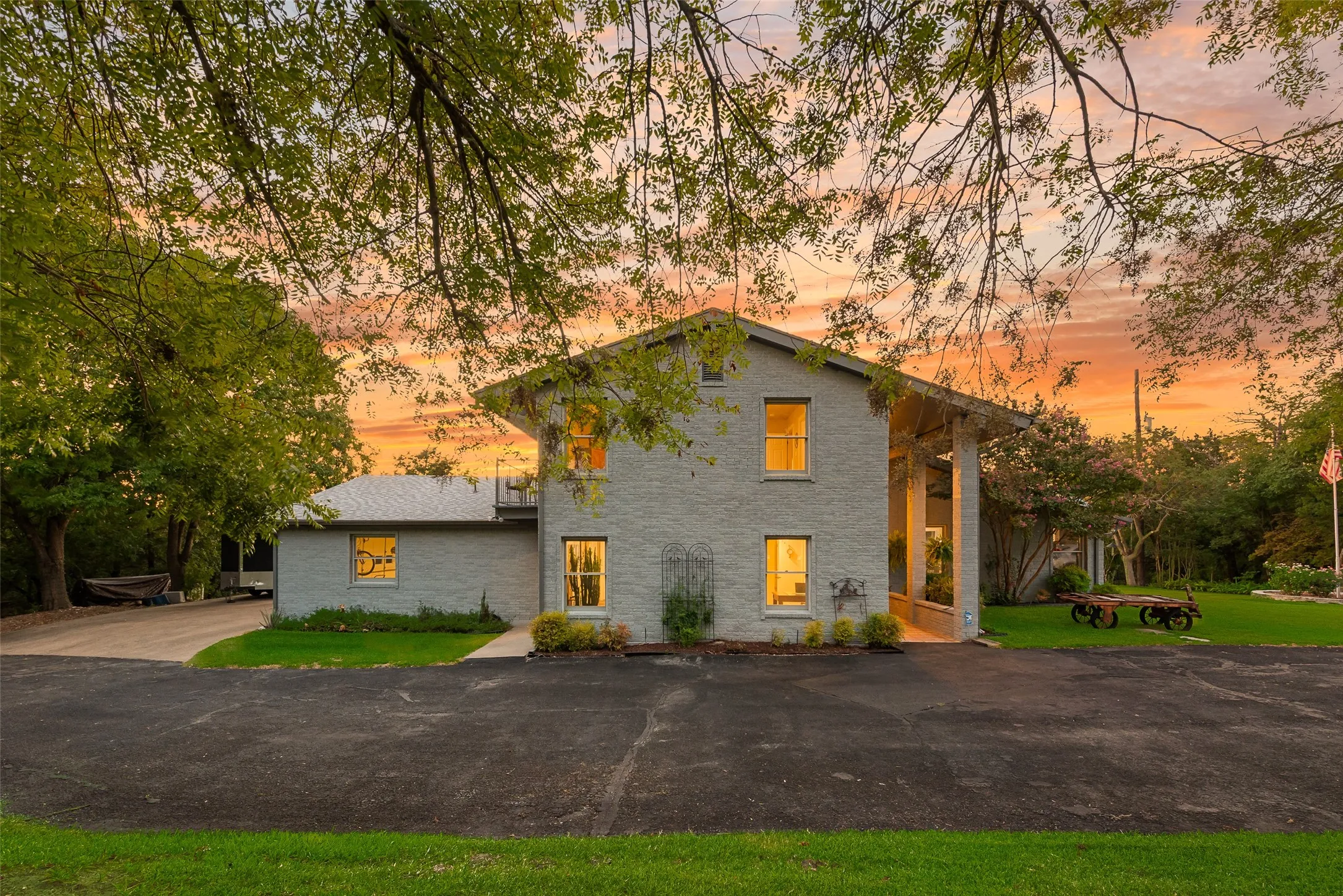 Single Family Residence For Sale in Dallas County , 1819 W Belt Line Road, Cedar Hill, Texas 75104, 4 Bedroom, 4 Bathroom, 2 Garage spaces, 3,100 Sqft, built in 1972, mls#21357648, Real Estate Agent in Cedar Hill, Homes For Sale in Dallas county, Homes For Sale in Cedar Hill, Realtor in Cedar Hill Texas, Real Estate Brokerage Independent Realty Texas, Luminita Cordes Realtor