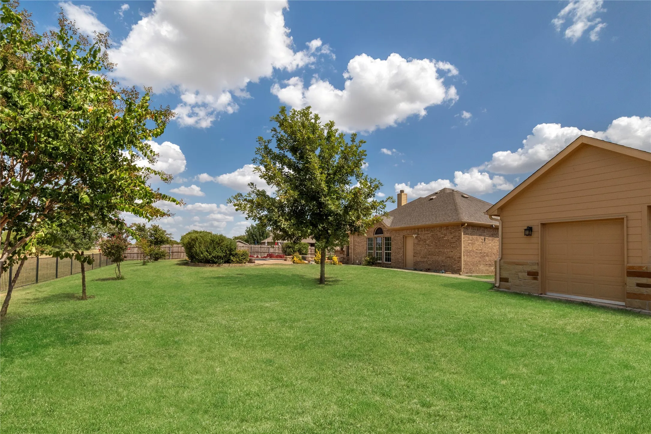 Single Family Residence For Sale in Tarrant County , 1464 Fence Post Drive, Fort Worth, Texas 76052, 4 Bedroom, 4 Bathroom, 3 Garage spaces, 3,406 Sqft, built in 2008, mls#21340593, Real Estate Agent in Fort Worth, Homes For Sale in Tarrant county, Homes For Sale in Fort Worth, Realtor in Fort Worth Texas, Real Estate Brokerage Independent Realty Texas, Luminita Cordes Realtor