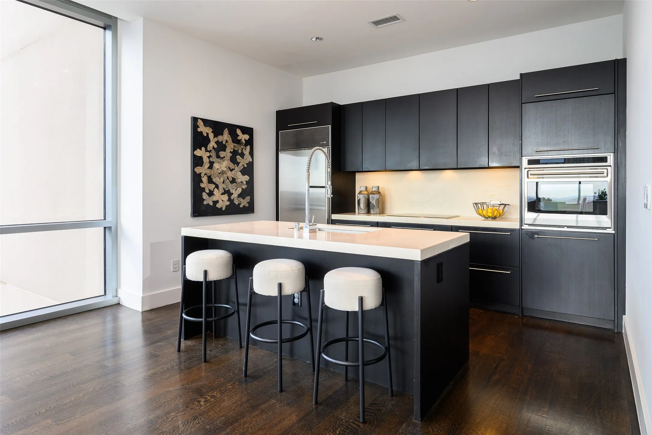 Condominium For Sale in Dallas County , 2200 Victory Avenue 2007, Dallas, Texas 75219, 2 Bedroom, 3 Bathroom, 2 Garage spaces, 1,807 Sqft, built in 2007, mls#21358664, Real Estate Agent in Dallas, Homes For Sale in Dallas county, Homes For Sale in Dallas, Realtor in Dallas Texas, Real Estate Brokerage Independent Realty Texas, Luminita Cordes Realtor