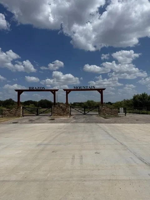 Single Family Residence For Sale in Palo Pinto County , 4080 Pleasant Valley Road, Mineral Wells, Texas 76067, 3 Bedroom, 2 Bathroom, Garage spaces, 2,419 Sqft, built in 1970, mls#21359302, Real Estate Agent in Mineral Wells, Homes For Sale in Palo Pinto county, Homes For Sale in Mineral Wells, Realtor in Mineral Wells Texas, Real Estate Brokerage Independent Realty Texas, Luminita Cordes Realtor