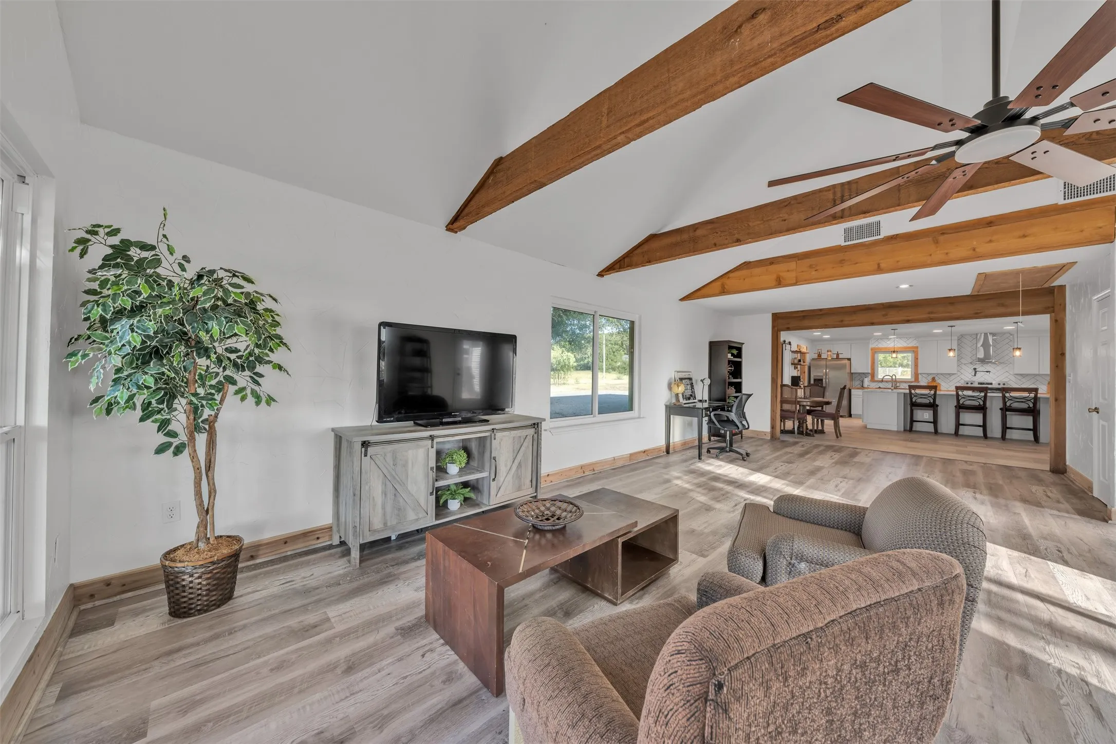 Single Family Residence For Sale in Palo Pinto County , 4080 Pleasant Valley Road, Mineral Wells, Texas 76067, 3 Bedroom, 2 Bathroom, Garage spaces, 2,419 Sqft, built in 1970, mls#21359302, Real Estate Agent in Mineral Wells, Homes For Sale in Palo Pinto county, Homes For Sale in Mineral Wells, Realtor in Mineral Wells Texas, Real Estate Brokerage Independent Realty Texas, Luminita Cordes Realtor