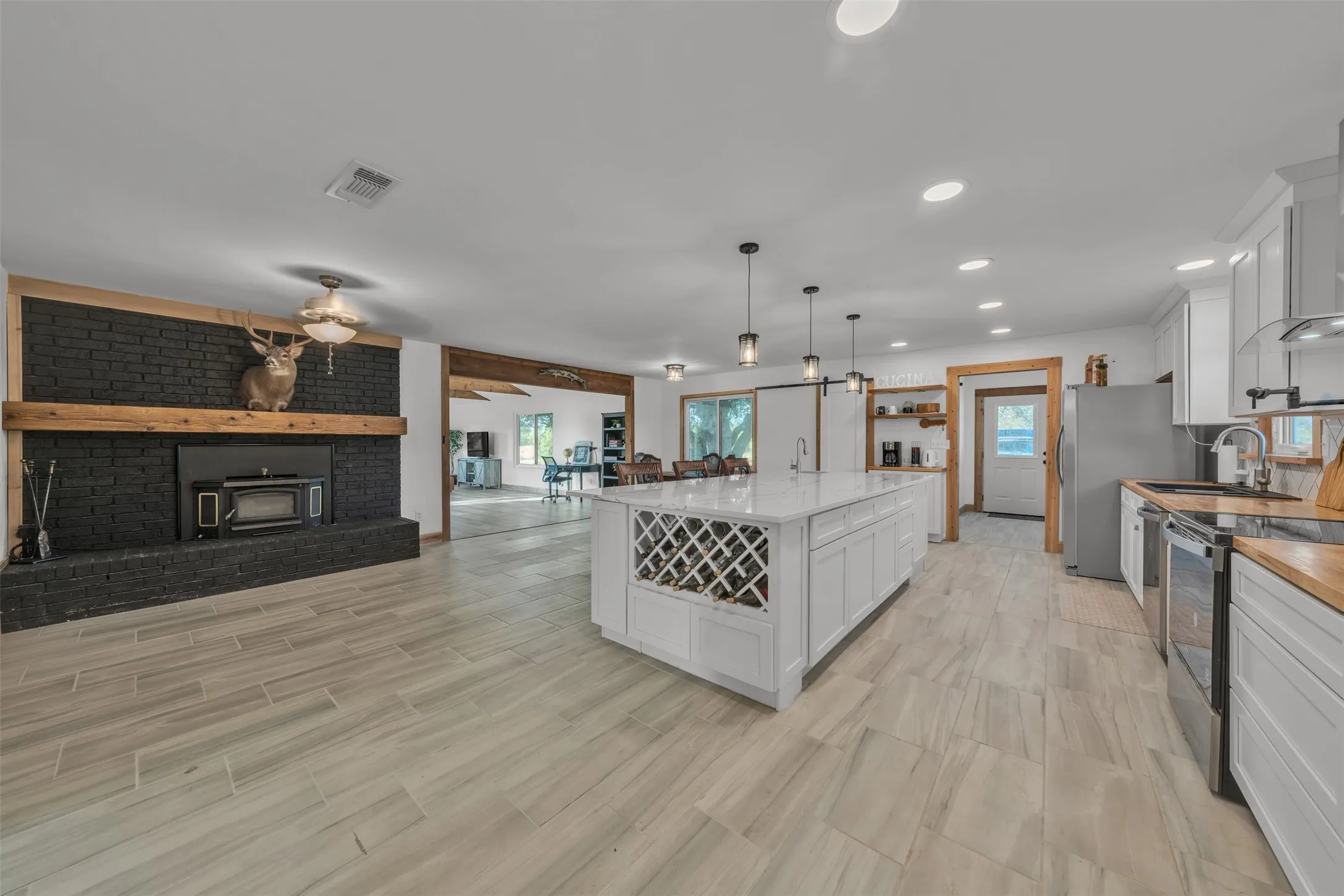 Single Family Residence For Sale in Palo Pinto County , 4080 Pleasant Valley Road, Mineral Wells, Texas 76067, 3 Bedroom, 2 Bathroom, Garage spaces, 2,419 Sqft, built in 1970, mls#21359302, Real Estate Agent in Mineral Wells, Homes For Sale in Palo Pinto county, Homes For Sale in Mineral Wells, Realtor in Mineral Wells Texas, Real Estate Brokerage Independent Realty Texas, Luminita Cordes Realtor
