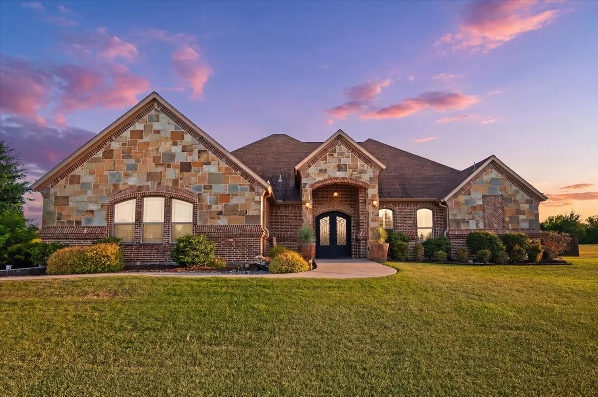 Single Family Residence For Sale in Ellis County , 924 Indian Trail, Oak Leaf, Texas 75154, 4 Bedroom, 3 Bathroom, 2 Garage spaces, 2,975 Sqft, built in 2018, mls#21359303, Real Estate Agent in Oak Leaf, Homes For Sale in Ellis county, Homes For Sale in Oak Leaf, Realtor in Oak Leaf Texas, Real Estate Brokerage Independent Realty Texas, Luminita Cordes Realtor