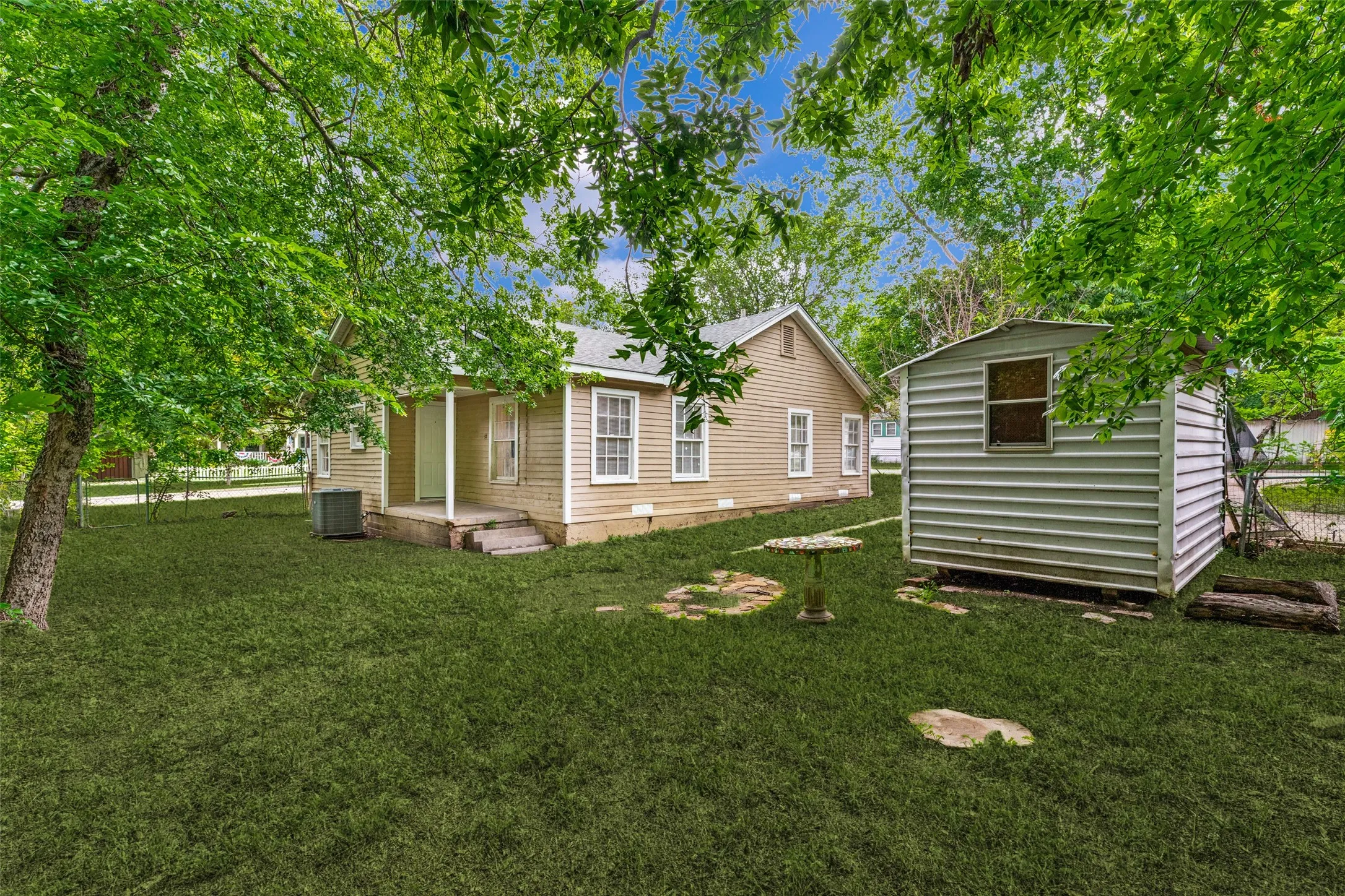 Single Family Residence For Sale in Collin County , 901 W Virginia Street, Mc Kinney, Texas 75069, 2 Bedroom, 2 Bathroom, Garage spaces, 1,247 Sqft, built in 1944, Price $325,000, mls#21359238, Real Estate Agent in Mc Kinney, Homes For Sale in Collin county, Homes For Sale in Mc Kinney, Realtor in Mc Kinney Texas, Real Estate Brokerage Independent Realty Texas, Luminita Cordes Realtor