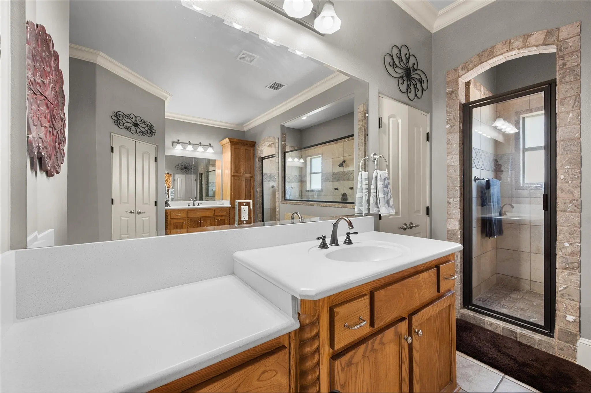 Single Family Residence For Sale in Tarrant County , 3001 Sunray Valley Court, Arlington, Texas 76012, 4 Bedroom, 4 Bathroom, 3 Garage spaces, 4,940 Sqft, built in 2005, mls#21358037, Real Estate Agent in Arlington, Homes For Sale in Tarrant county, Homes For Sale in Arlington, Realtor in Arlington Texas, Real Estate Brokerage Independent Realty Texas, Luminita Cordes Realtor