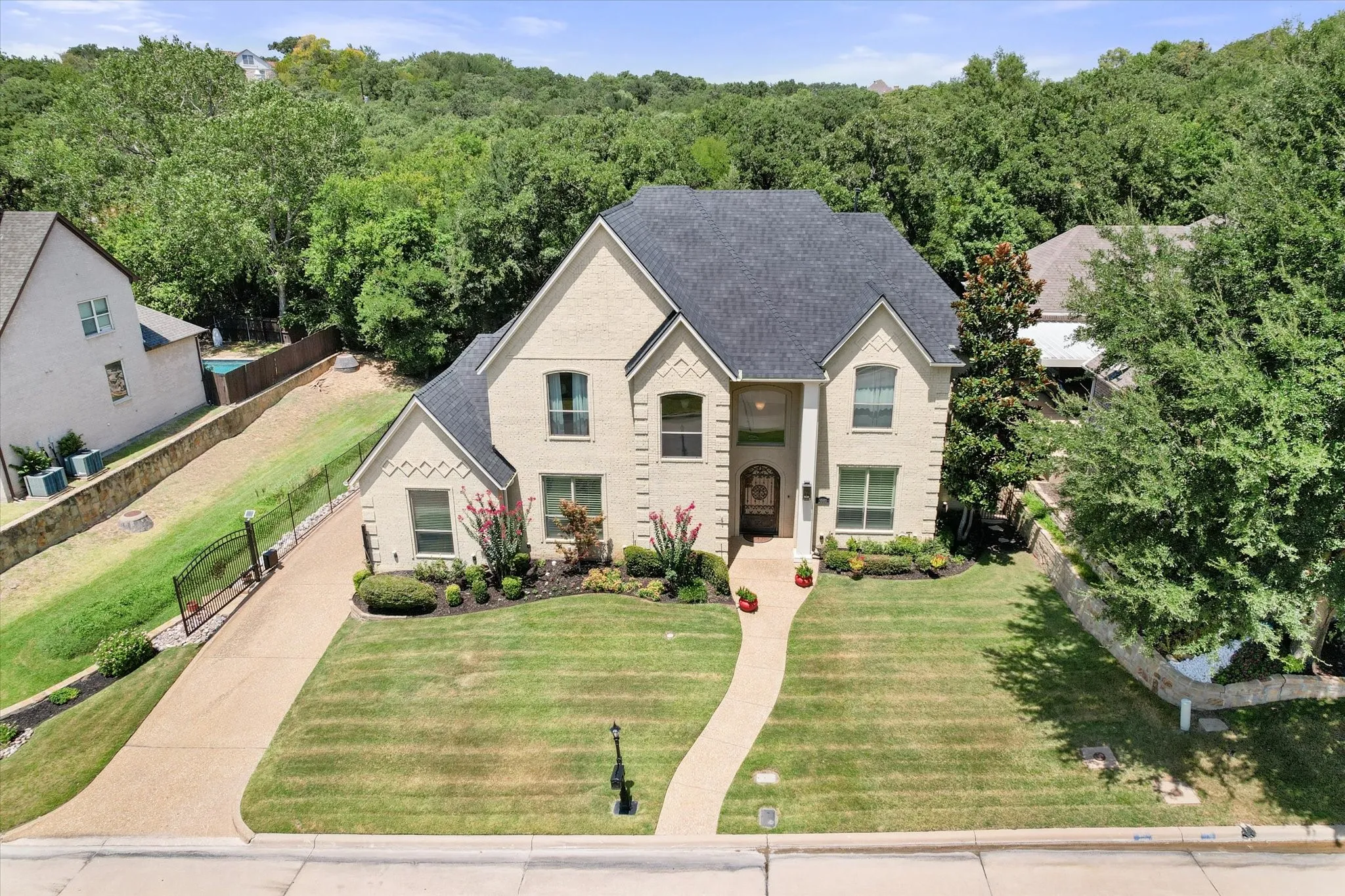 Single Family Residence For Sale in Tarrant County , 3001 Sunray Valley Court, Arlington, Texas 76012, 4 Bedroom, 4 Bathroom, 3 Garage spaces, 4,940 Sqft, built in 2005, mls#21358037, Real Estate Agent in Arlington, Homes For Sale in Tarrant county, Homes For Sale in Arlington, Realtor in Arlington Texas, Real Estate Brokerage Independent Realty Texas, Luminita Cordes Realtor