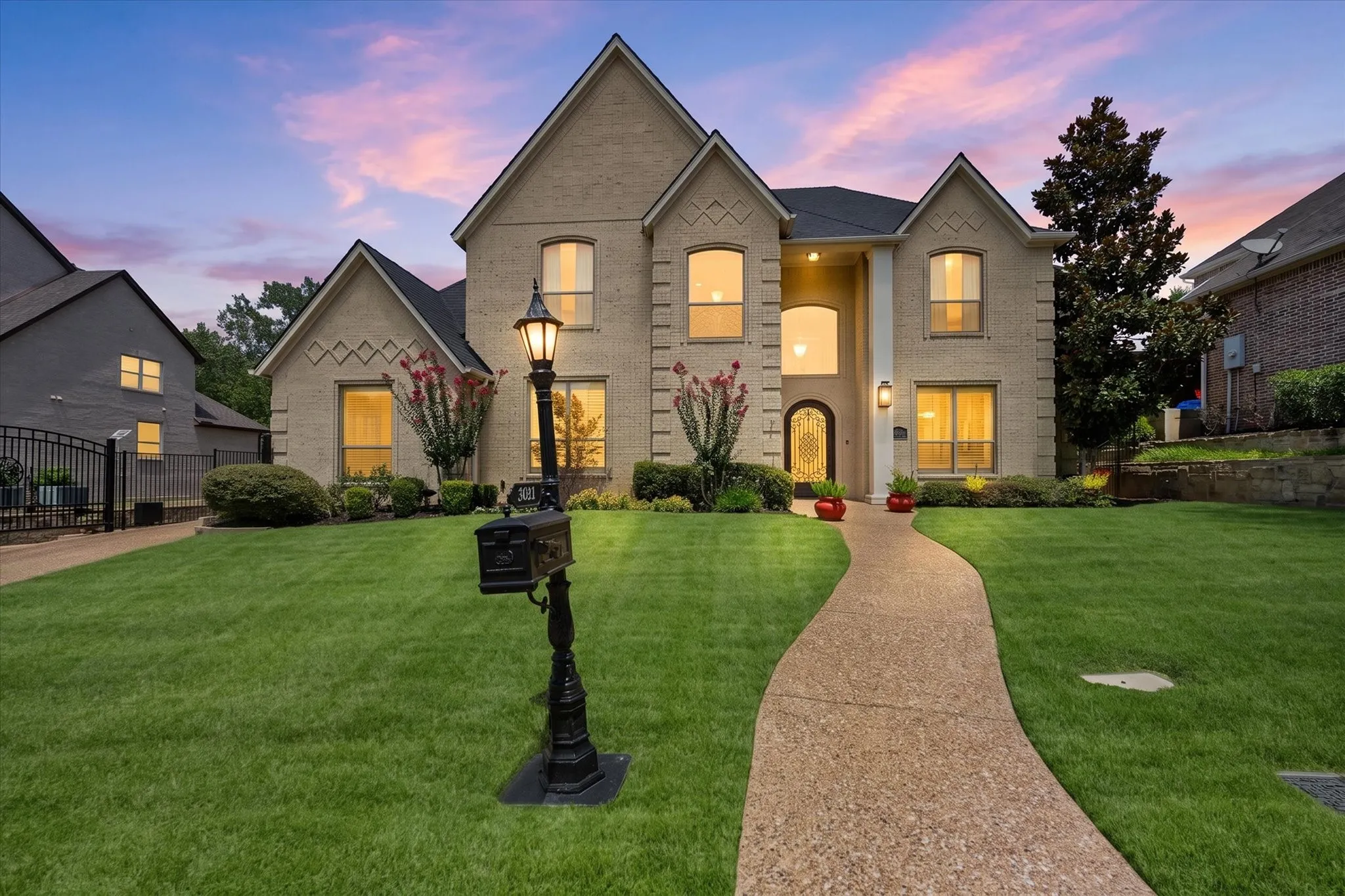 Single Family Residence For Sale in Tarrant County , 3001 Sunray Valley Court, Arlington, Texas 76012, 4 Bedroom, 4 Bathroom, 3 Garage spaces, 4,940 Sqft, built in 2005, mls#21358037, Real Estate Agent in Arlington, Homes For Sale in Tarrant county, Homes For Sale in Arlington, Realtor in Arlington Texas, Real Estate Brokerage Independent Realty Texas, Luminita Cordes Realtor