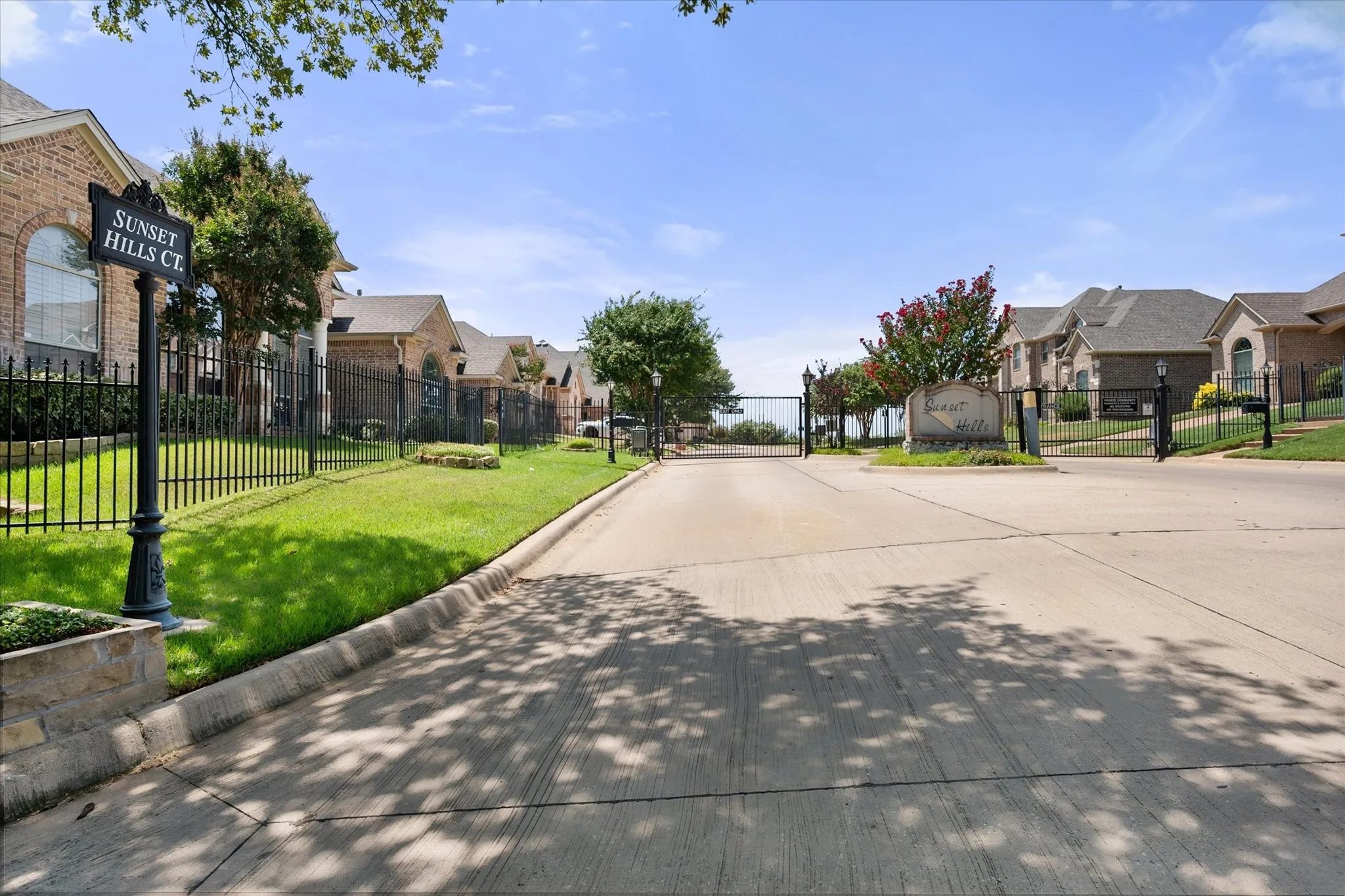 Single Family Residence For Sale in Tarrant County , 3001 Sunray Valley Court, Arlington, Texas 76012, 4 Bedroom, 4 Bathroom, 3 Garage spaces, 4,940 Sqft, built in 2005, mls#21358037, Real Estate Agent in Arlington, Homes For Sale in Tarrant county, Homes For Sale in Arlington, Realtor in Arlington Texas, Real Estate Brokerage Independent Realty Texas, Luminita Cordes Realtor