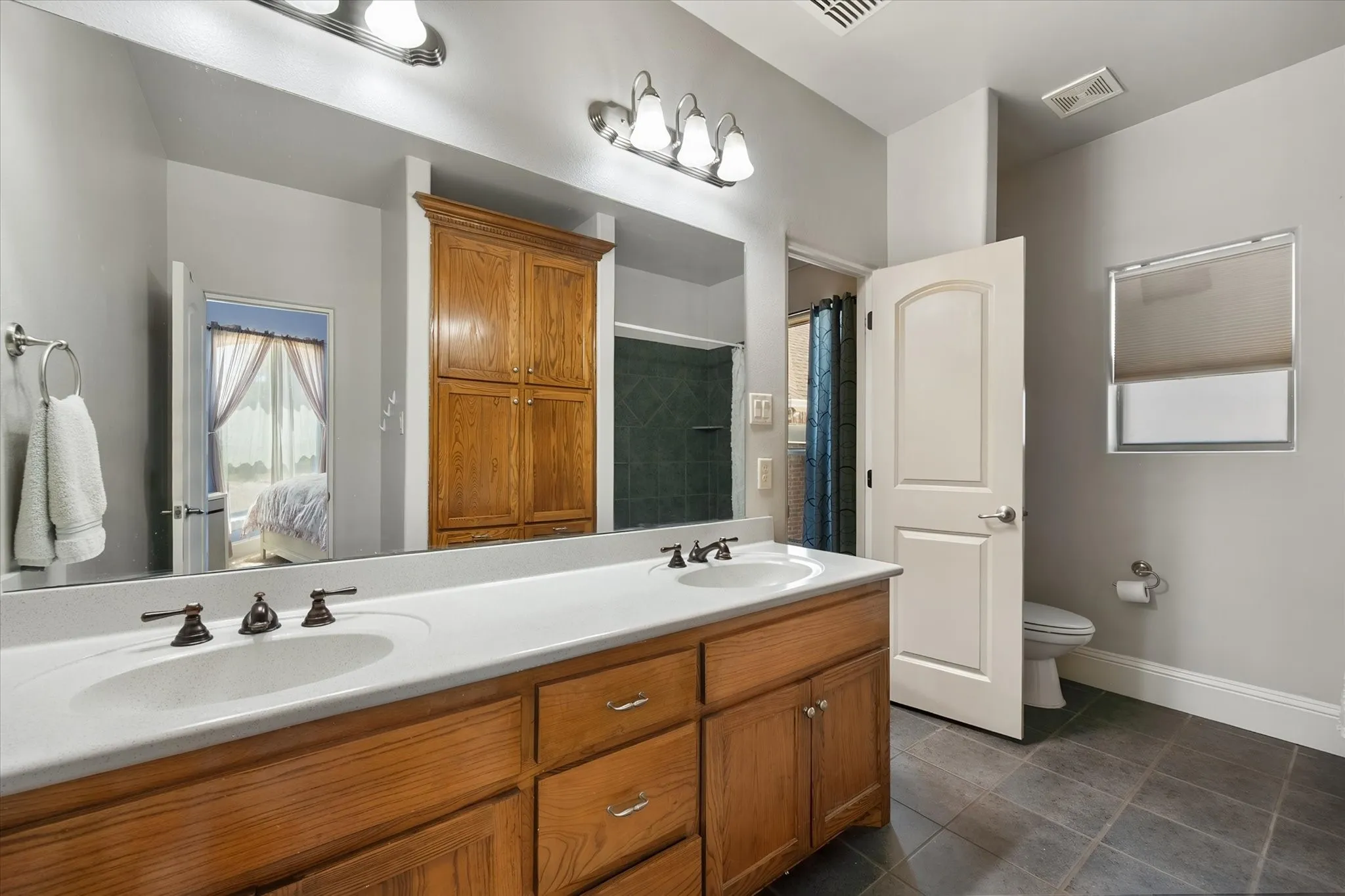 Single Family Residence For Sale in Tarrant County , 3001 Sunray Valley Court, Arlington, Texas 76012, 4 Bedroom, 4 Bathroom, 3 Garage spaces, 4,940 Sqft, built in 2005, mls#21358037, Real Estate Agent in Arlington, Homes For Sale in Tarrant county, Homes For Sale in Arlington, Realtor in Arlington Texas, Real Estate Brokerage Independent Realty Texas, Luminita Cordes Realtor