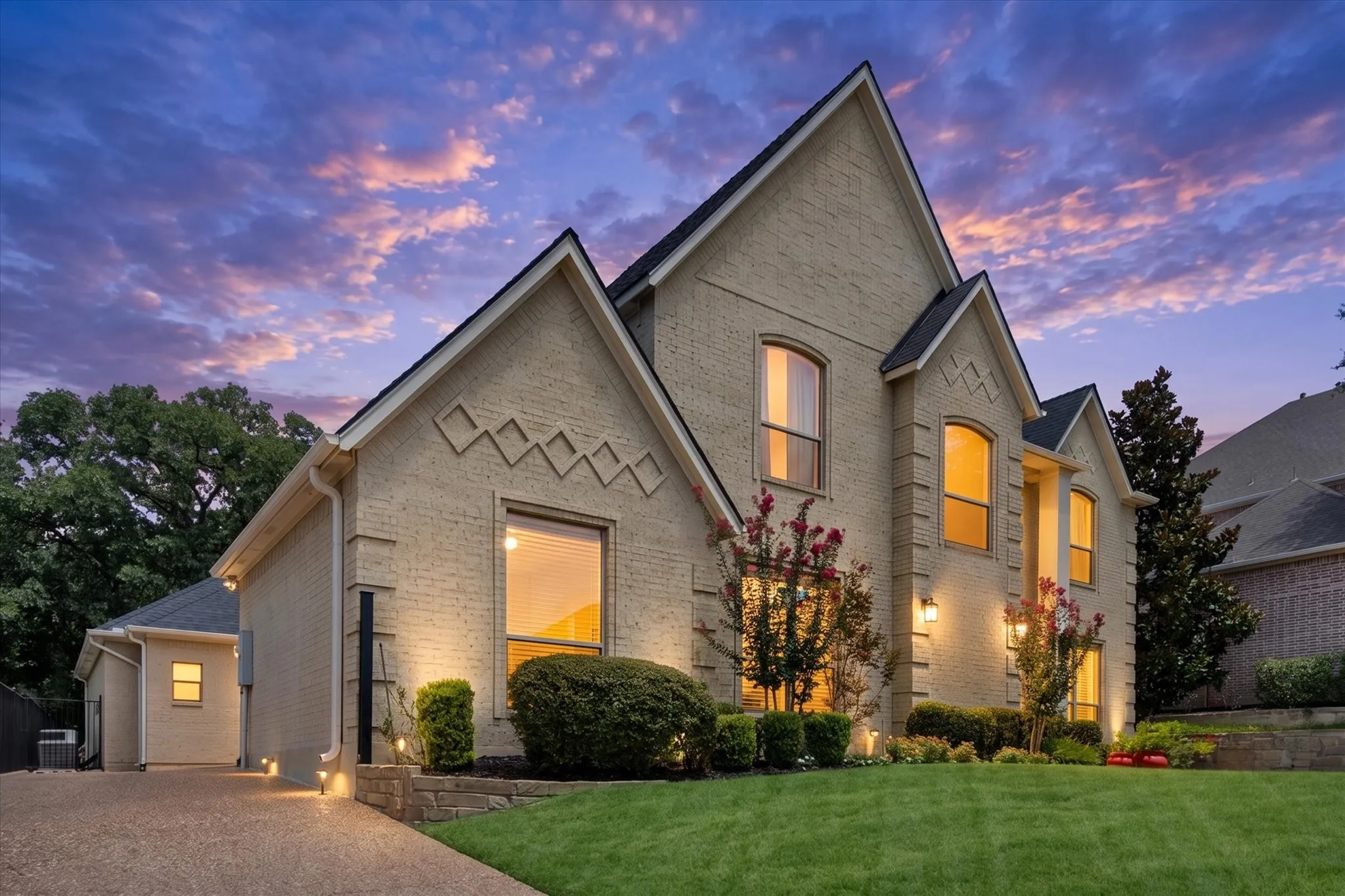 Single Family Residence For Sale in Tarrant County , 3001 Sunray Valley Court, Arlington, Texas 76012, 4 Bedroom, 4 Bathroom, 3 Garage spaces, 4,940 Sqft, built in 2005, mls#21358037, Real Estate Agent in Arlington, Homes For Sale in Tarrant county, Homes For Sale in Arlington, Realtor in Arlington Texas, Real Estate Brokerage Independent Realty Texas, Luminita Cordes Realtor