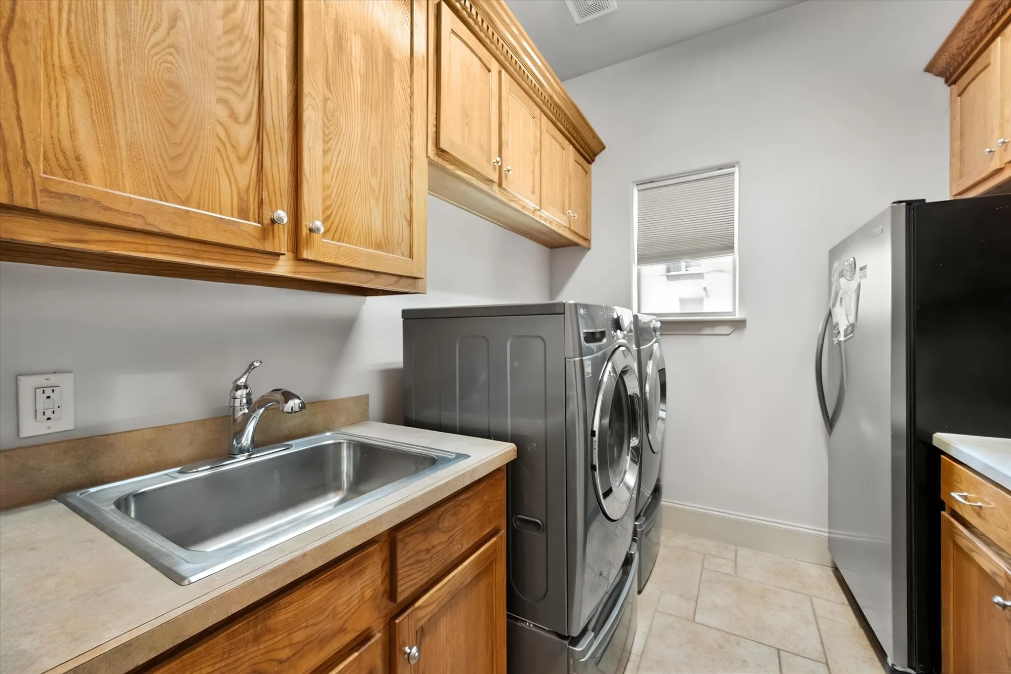 Single Family Residence For Sale in Tarrant County , 3001 Sunray Valley Court, Arlington, Texas 76012, 4 Bedroom, 4 Bathroom, 3 Garage spaces, 4,940 Sqft, built in 2005, mls#21358037, Real Estate Agent in Arlington, Homes For Sale in Tarrant county, Homes For Sale in Arlington, Realtor in Arlington Texas, Real Estate Brokerage Independent Realty Texas, Luminita Cordes Realtor