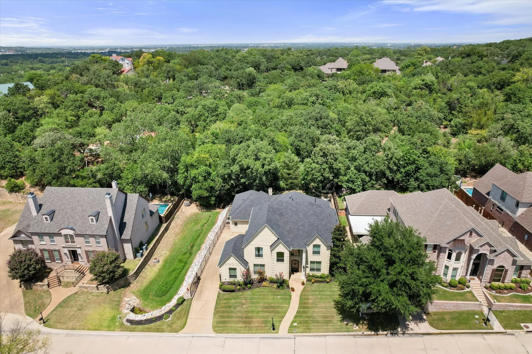 Single Family Residence For Sale in Tarrant County , 3001 Sunray Valley Court, Arlington, Texas 76012, 4 Bedroom, 4 Bathroom, 3 Garage spaces, 4,940 Sqft, built in 2005, mls#21358037, Real Estate Agent in Arlington, Homes For Sale in Tarrant county, Homes For Sale in Arlington, Realtor in Arlington Texas, Real Estate Brokerage Independent Realty Texas, Luminita Cordes Realtor