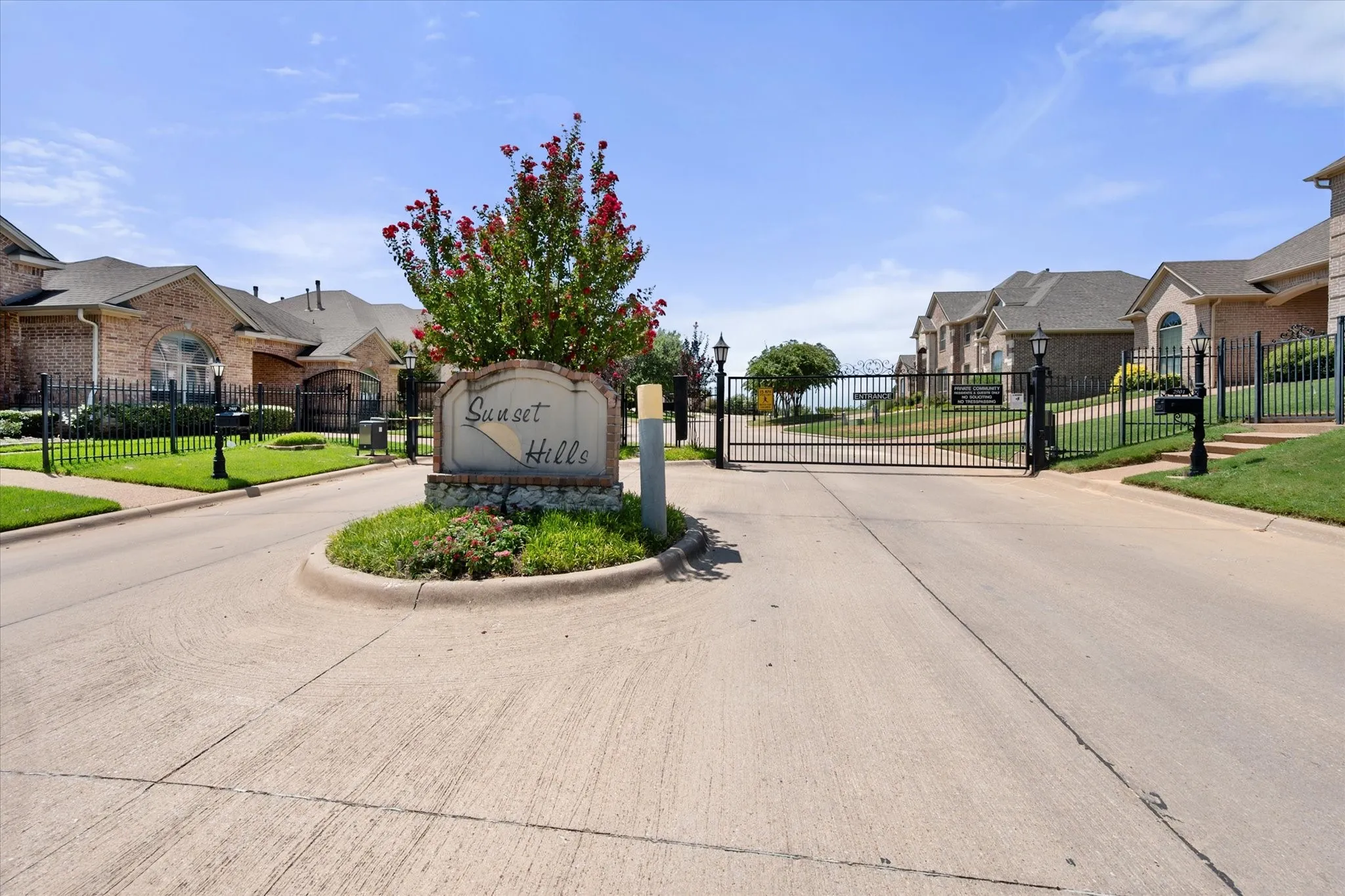 Single Family Residence For Sale in Tarrant County , 3001 Sunray Valley Court, Arlington, Texas 76012, 4 Bedroom, 4 Bathroom, 3 Garage spaces, 4,940 Sqft, built in 2005, mls#21358037, Real Estate Agent in Arlington, Homes For Sale in Tarrant county, Homes For Sale in Arlington, Realtor in Arlington Texas, Real Estate Brokerage Independent Realty Texas, Luminita Cordes Realtor