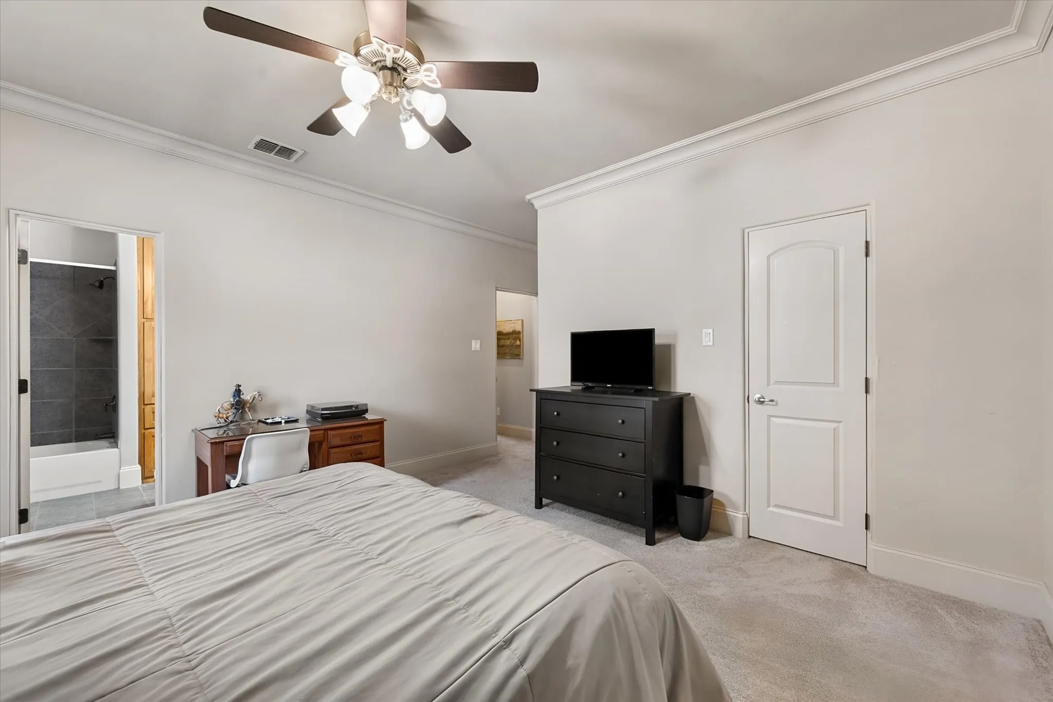 Single Family Residence For Sale in Tarrant County , 3001 Sunray Valley Court, Arlington, Texas 76012, 4 Bedroom, 4 Bathroom, 3 Garage spaces, 4,940 Sqft, built in 2005, mls#21358037, Real Estate Agent in Arlington, Homes For Sale in Tarrant county, Homes For Sale in Arlington, Realtor in Arlington Texas, Real Estate Brokerage Independent Realty Texas, Luminita Cordes Realtor