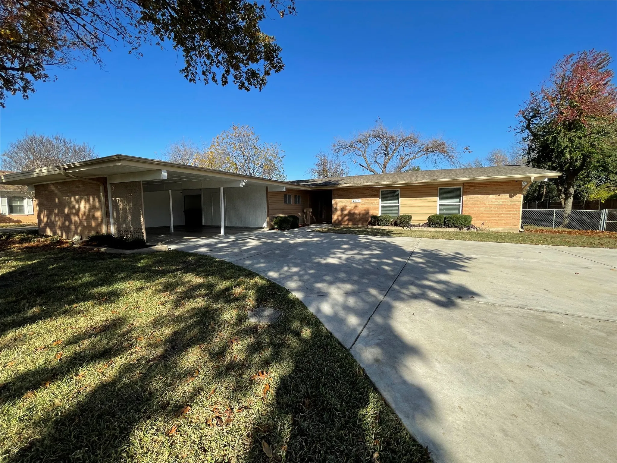 Single Family Residence For Rent in Tarrant County , 4616 Fawn Drive, Fort Worth, Texas 76132, 3 Bedroom, 2 Bathroom, Garage spaces, 2,002 Sqft, built in 1958, mls#21356134, Real Estate Agent in Fort Worth, Homes For Rent in Tarrant county, Homes For Rent in Fort Worth, Realtor in Fort Worth Texas, Real Estate Brokerage Independent Realty Texas, Luminita Cordes Realtor