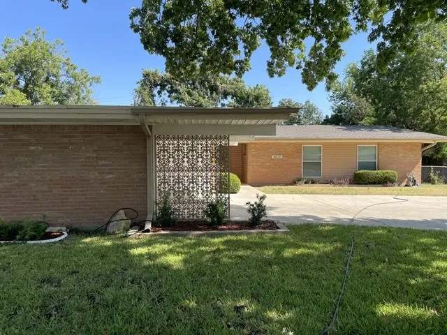 Single Family Residence For Rent in Tarrant County , 4616 Fawn Drive, Fort Worth, Texas 76132, 3 Bedroom, 2 Bathroom, Garage spaces, 2,002 Sqft, built in 1958, mls#21356134, Real Estate Agent in Fort Worth, Homes For Rent in Tarrant county, Homes For Rent in Fort Worth, Realtor in Fort Worth Texas, Real Estate Brokerage Independent Realty Texas, Luminita Cordes Realtor