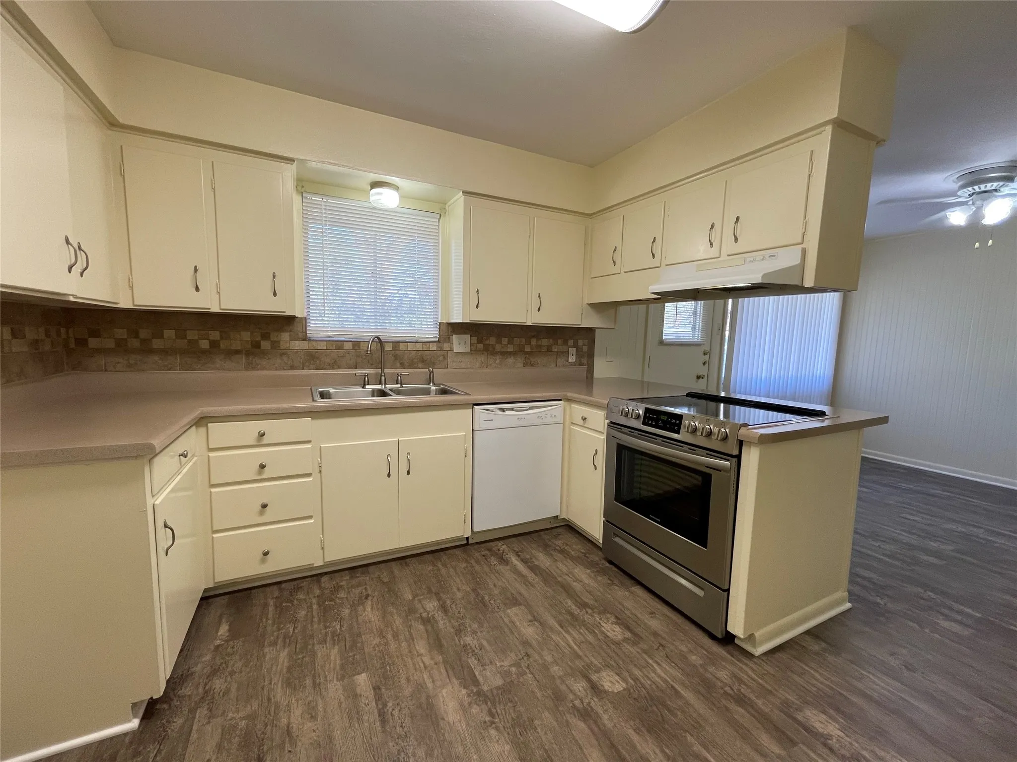 Single Family Residence For Rent in Tarrant County , 4616 Fawn Drive, Fort Worth, Texas 76132, 3 Bedroom, 2 Bathroom, Garage spaces, 2,002 Sqft, built in 1958, mls#21356134, Real Estate Agent in Fort Worth, Homes For Rent in Tarrant county, Homes For Rent in Fort Worth, Realtor in Fort Worth Texas, Real Estate Brokerage Independent Realty Texas, Luminita Cordes Realtor