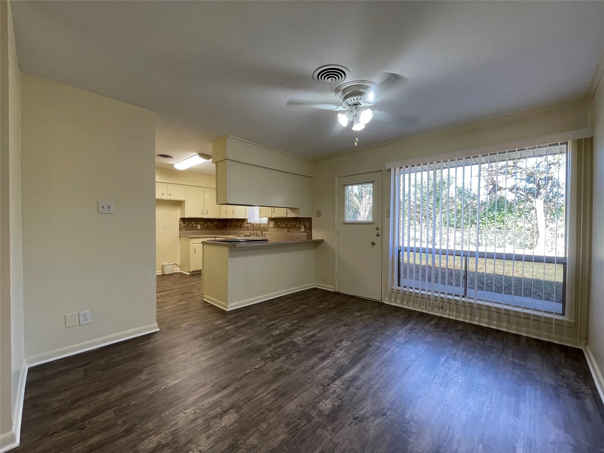 Single Family Residence For Rent in Tarrant County , 4616 Fawn Drive, Fort Worth, Texas 76132, 3 Bedroom, 2 Bathroom, Garage spaces, 2,002 Sqft, built in 1958, mls#21356134, Real Estate Agent in Fort Worth, Homes For Rent in Tarrant county, Homes For Rent in Fort Worth, Realtor in Fort Worth Texas, Real Estate Brokerage Independent Realty Texas, Luminita Cordes Realtor