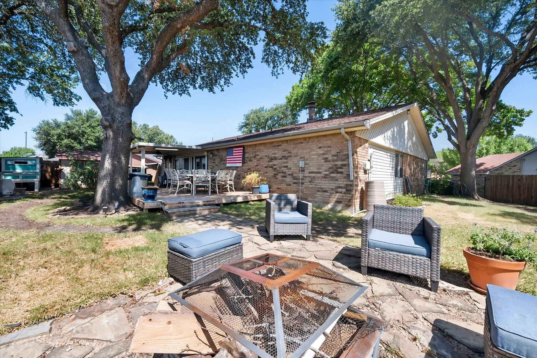 Single Family Residence For Sale in Dallas County , 329 E Crossland Boulevard, Grand Prairie, Texas 75052, 3 Bedroom, 2 Bathroom, 2 Garage spaces, 1,653 Sqft, built in 1980, mls#21336292, Real Estate Agent in Grand Prairie, Homes For Sale in Dallas county, Homes For Sale in Grand Prairie, Realtor in Grand Prairie Texas, Real Estate Brokerage Independent Realty Texas, Luminita Cordes Realtor