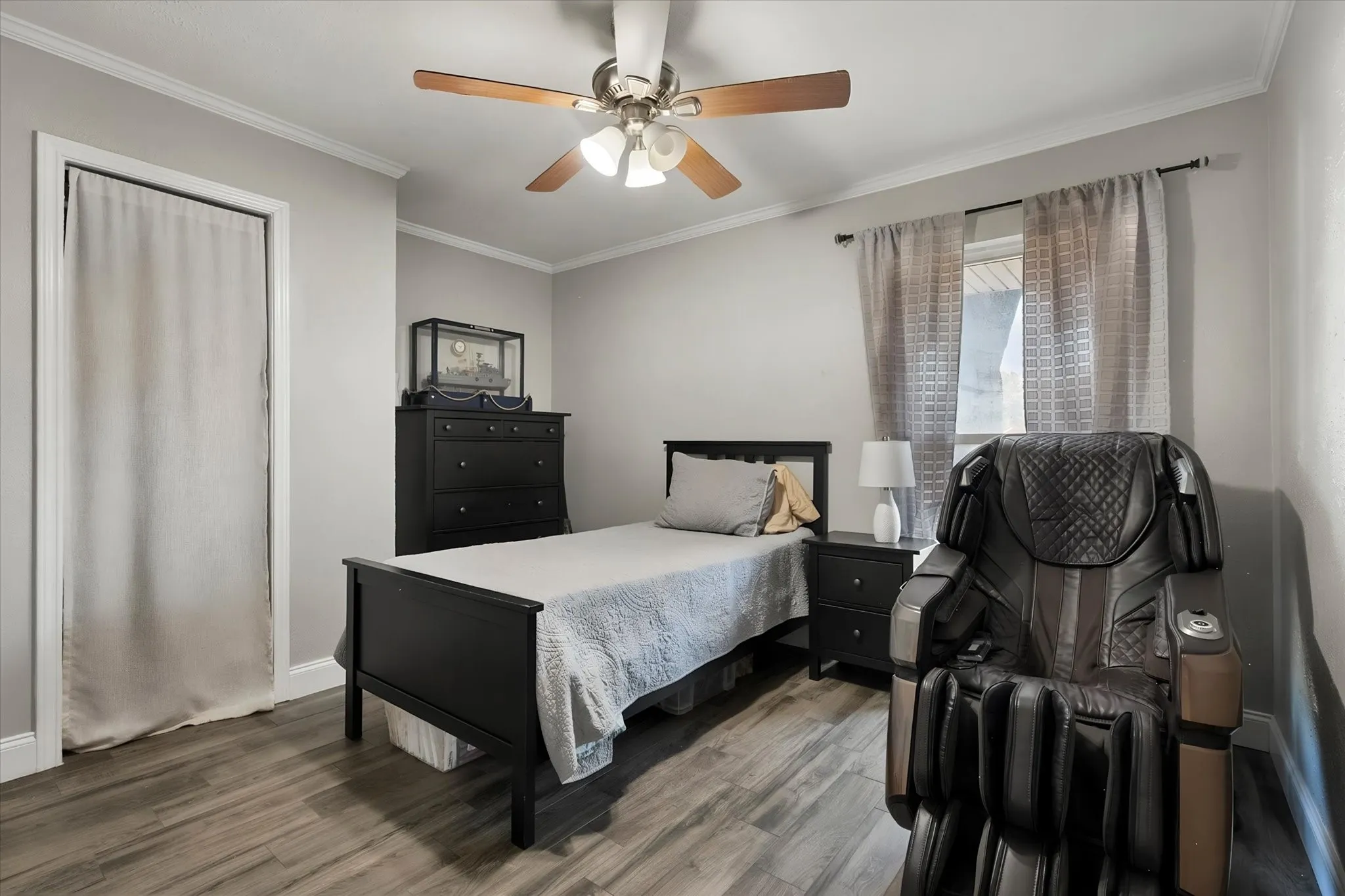 Single Family Residence For Sale in Dallas County , 329 E Crossland Boulevard, Grand Prairie, Texas 75052, 3 Bedroom, 2 Bathroom, 2 Garage spaces, 1,653 Sqft, built in 1980, mls#21336292, Real Estate Agent in Grand Prairie, Homes For Sale in Dallas county, Homes For Sale in Grand Prairie, Realtor in Grand Prairie Texas, Real Estate Brokerage Independent Realty Texas, Luminita Cordes Realtor