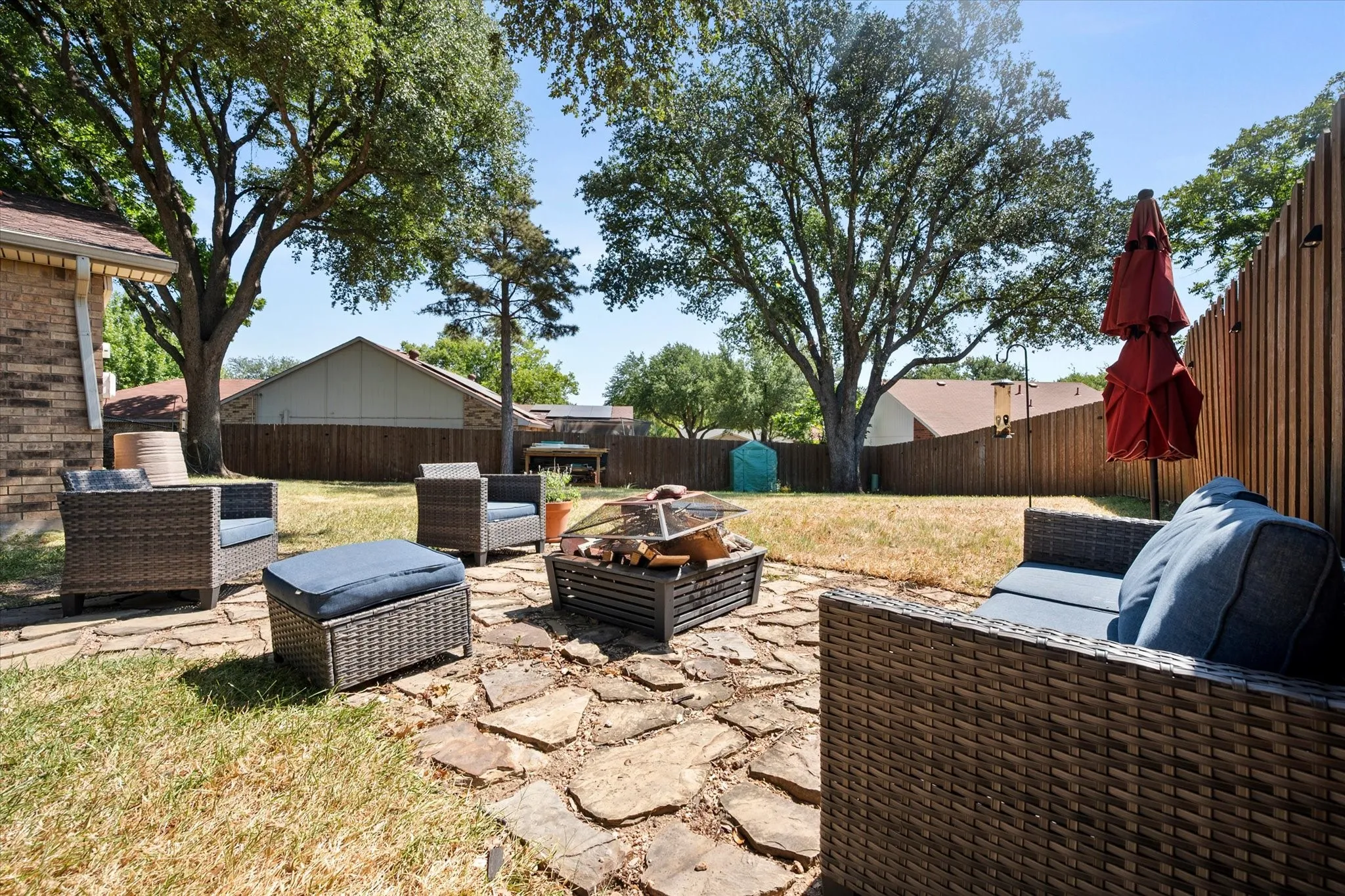 Single Family Residence For Sale in Dallas County , 329 E Crossland Boulevard, Grand Prairie, Texas 75052, 3 Bedroom, 2 Bathroom, 2 Garage spaces, 1,653 Sqft, built in 1980, mls#21336292, Real Estate Agent in Grand Prairie, Homes For Sale in Dallas county, Homes For Sale in Grand Prairie, Realtor in Grand Prairie Texas, Real Estate Brokerage Independent Realty Texas, Luminita Cordes Realtor