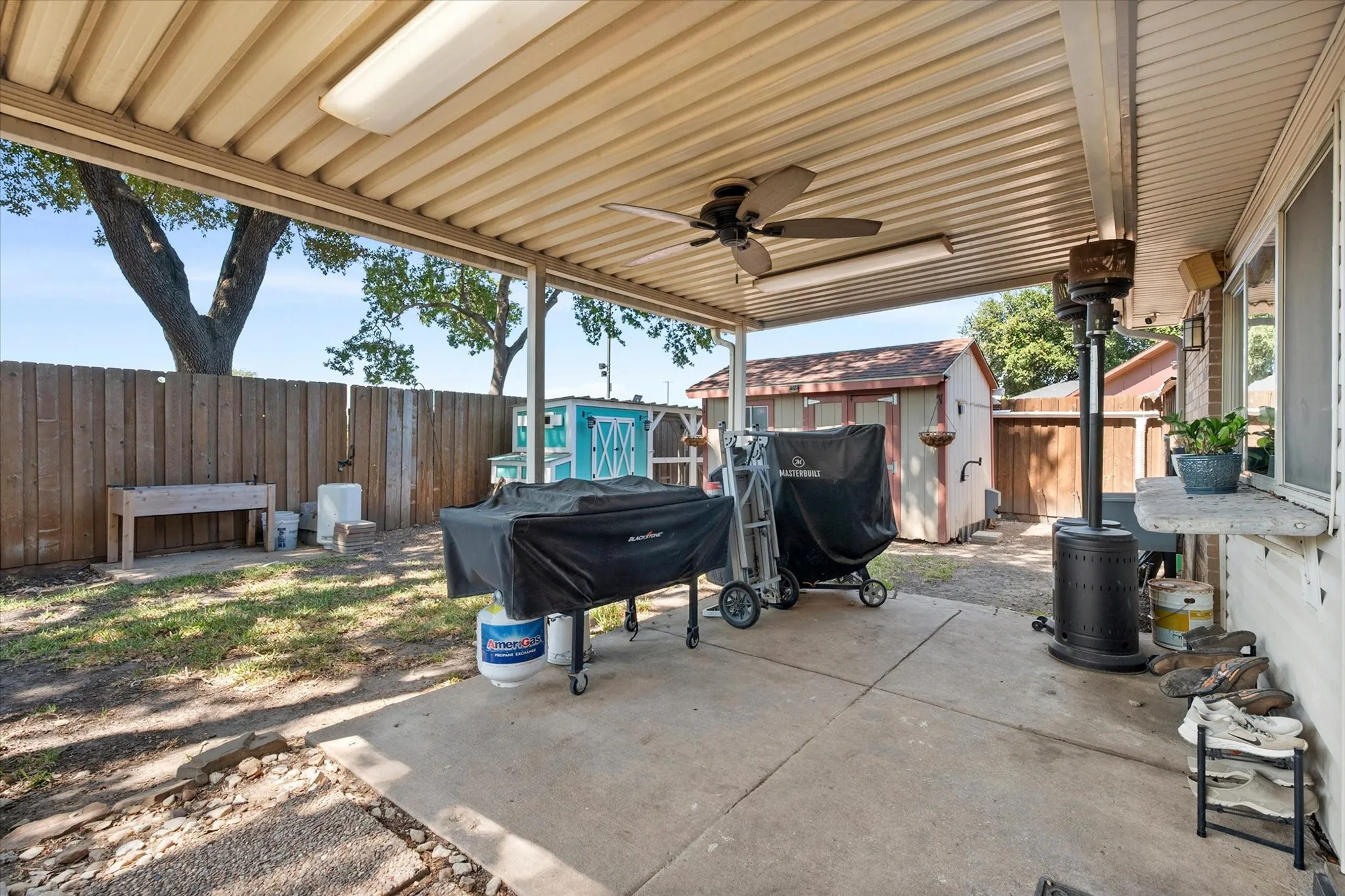 Single Family Residence For Sale in Dallas County , 329 E Crossland Boulevard, Grand Prairie, Texas 75052, 3 Bedroom, 2 Bathroom, 2 Garage spaces, 1,653 Sqft, built in 1980, mls#21336292, Real Estate Agent in Grand Prairie, Homes For Sale in Dallas county, Homes For Sale in Grand Prairie, Realtor in Grand Prairie Texas, Real Estate Brokerage Independent Realty Texas, Luminita Cordes Realtor