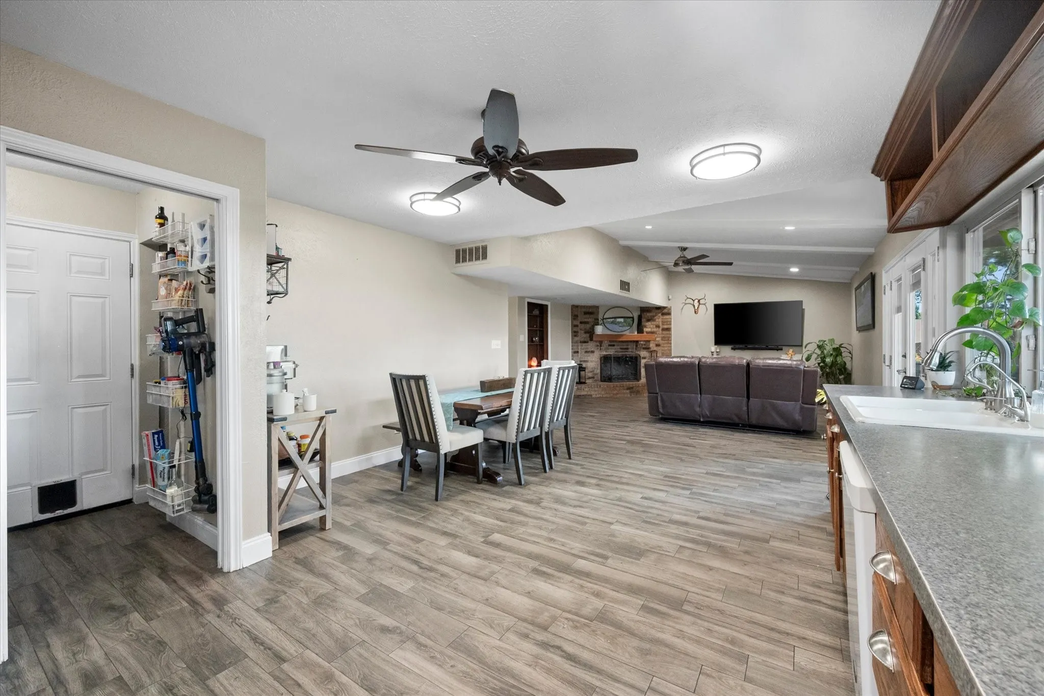 Single Family Residence For Sale in Dallas County , 329 E Crossland Boulevard, Grand Prairie, Texas 75052, 3 Bedroom, 2 Bathroom, 2 Garage spaces, 1,653 Sqft, built in 1980, mls#21336292, Real Estate Agent in Grand Prairie, Homes For Sale in Dallas county, Homes For Sale in Grand Prairie, Realtor in Grand Prairie Texas, Real Estate Brokerage Independent Realty Texas, Luminita Cordes Realtor