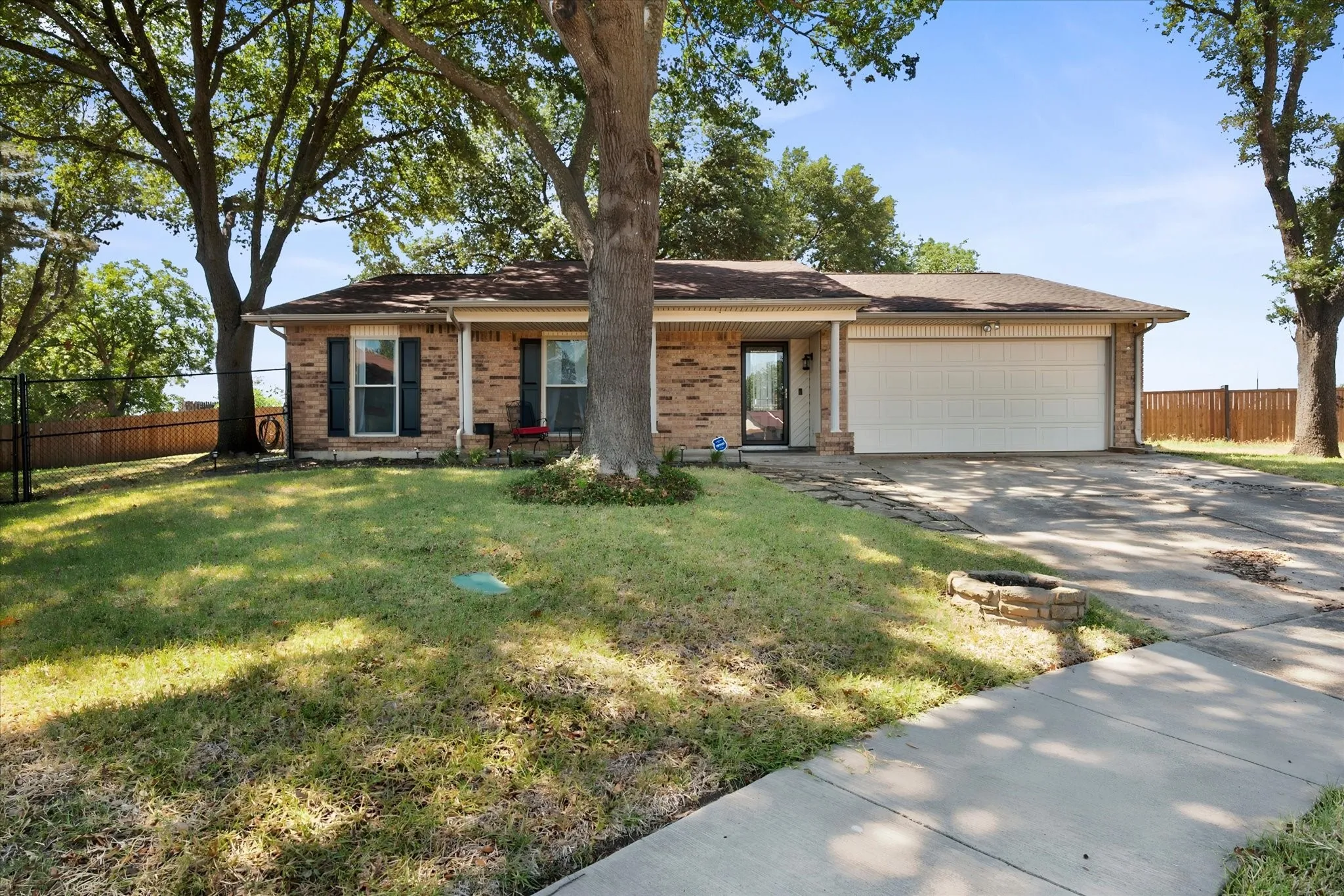 Single Family Residence For Sale in Dallas County , 329 E Crossland Boulevard, Grand Prairie, Texas 75052, 3 Bedroom, 2 Bathroom, 2 Garage spaces, 1,653 Sqft, built in 1980, mls#21336292, Real Estate Agent in Grand Prairie, Homes For Sale in Dallas county, Homes For Sale in Grand Prairie, Realtor in Grand Prairie Texas, Real Estate Brokerage Independent Realty Texas, Luminita Cordes Realtor