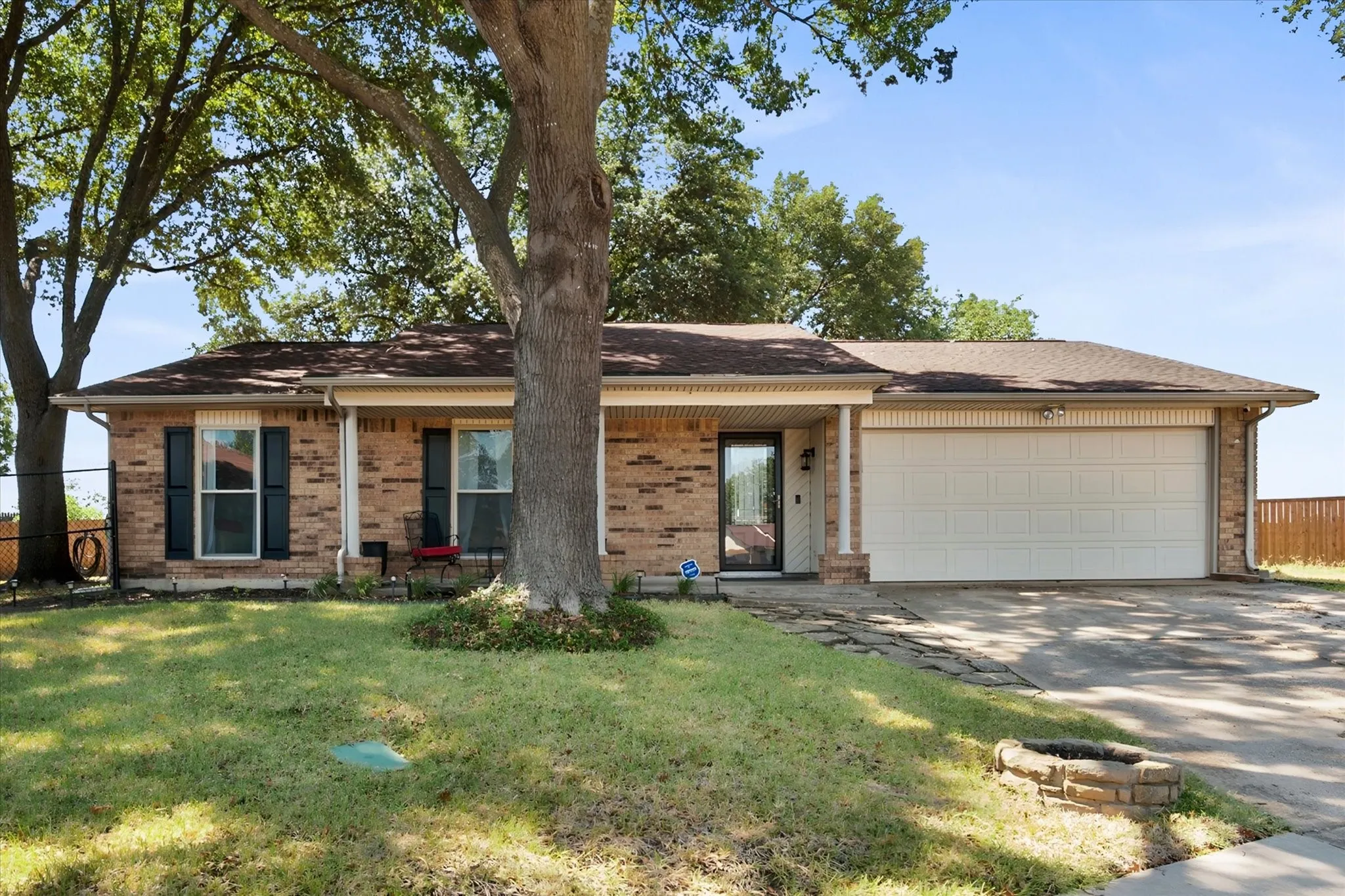 Single Family Residence For Sale in Dallas County , 329 E Crossland Boulevard, Grand Prairie, Texas 75052, 3 Bedroom, 2 Bathroom, 2 Garage spaces, 1,653 Sqft, built in 1980, mls#21336292, Real Estate Agent in Grand Prairie, Homes For Sale in Dallas county, Homes For Sale in Grand Prairie, Realtor in Grand Prairie Texas, Real Estate Brokerage Independent Realty Texas, Luminita Cordes Realtor