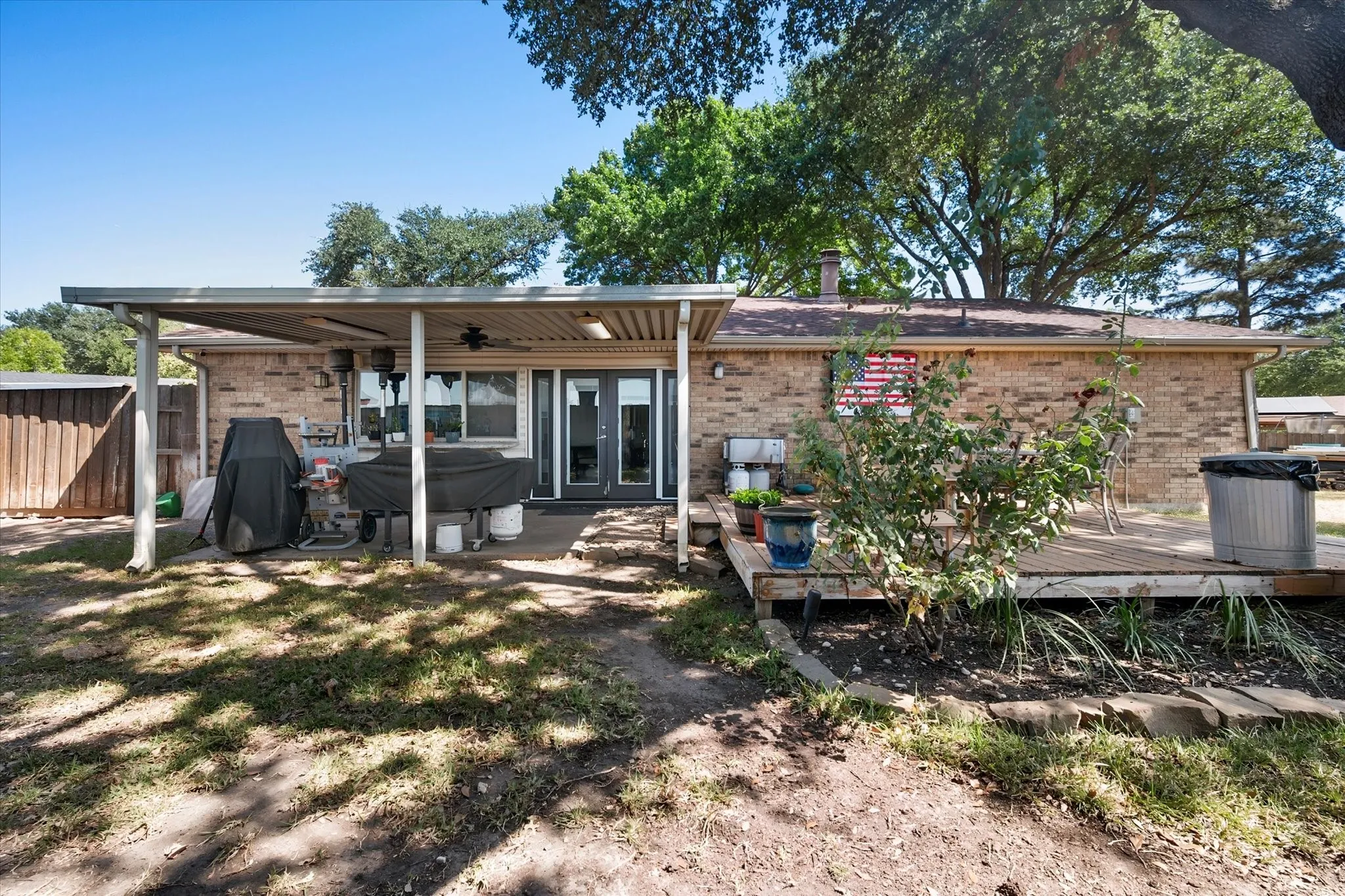 Single Family Residence For Sale in Dallas County , 329 E Crossland Boulevard, Grand Prairie, Texas 75052, 3 Bedroom, 2 Bathroom, 2 Garage spaces, 1,653 Sqft, built in 1980, mls#21336292, Real Estate Agent in Grand Prairie, Homes For Sale in Dallas county, Homes For Sale in Grand Prairie, Realtor in Grand Prairie Texas, Real Estate Brokerage Independent Realty Texas, Luminita Cordes Realtor