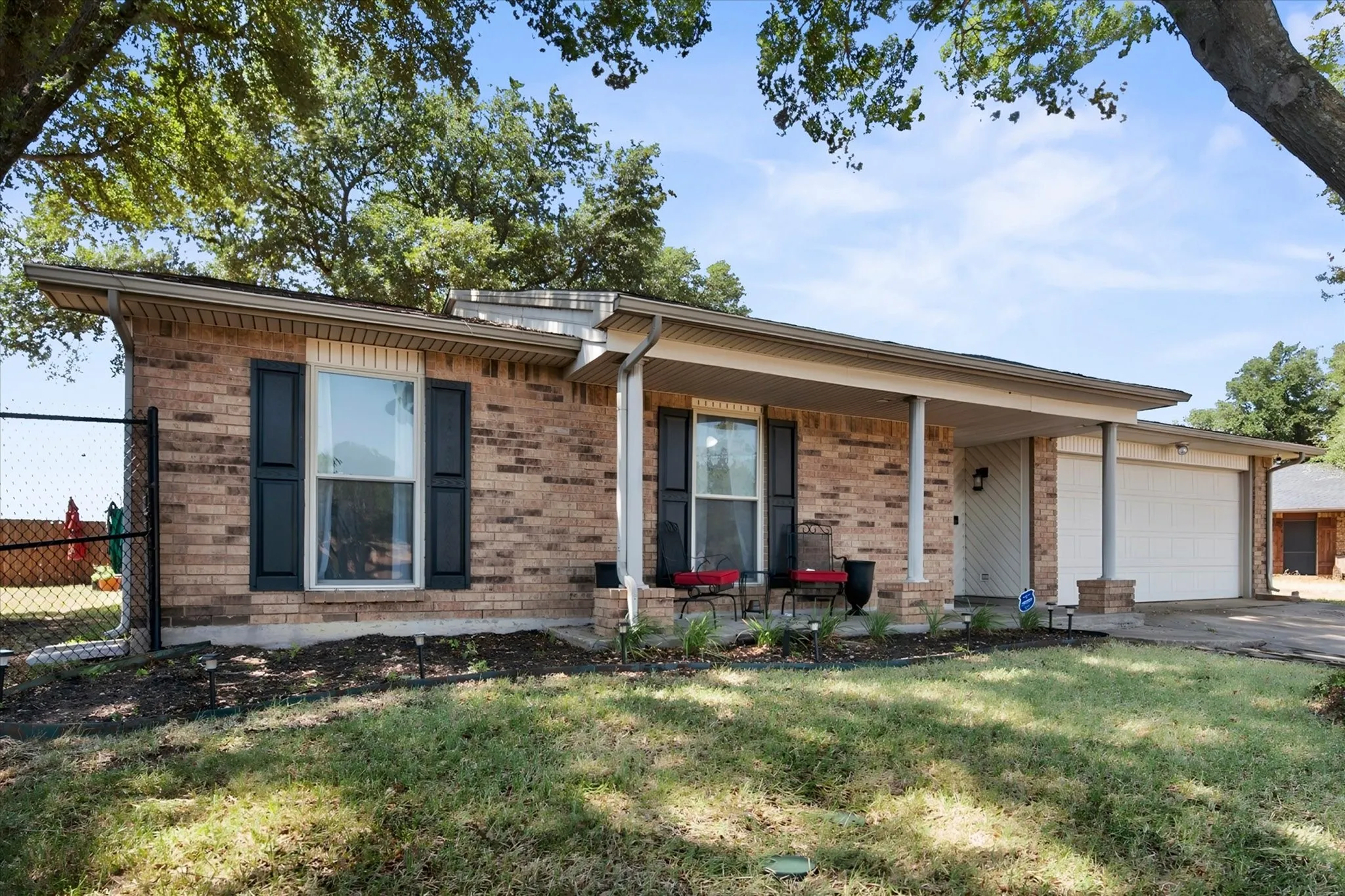 Single Family Residence For Sale in Dallas County , 329 E Crossland Boulevard, Grand Prairie, Texas 75052, 3 Bedroom, 2 Bathroom, 2 Garage spaces, 1,653 Sqft, built in 1980, mls#21336292, Real Estate Agent in Grand Prairie, Homes For Sale in Dallas county, Homes For Sale in Grand Prairie, Realtor in Grand Prairie Texas, Real Estate Brokerage Independent Realty Texas, Luminita Cordes Realtor