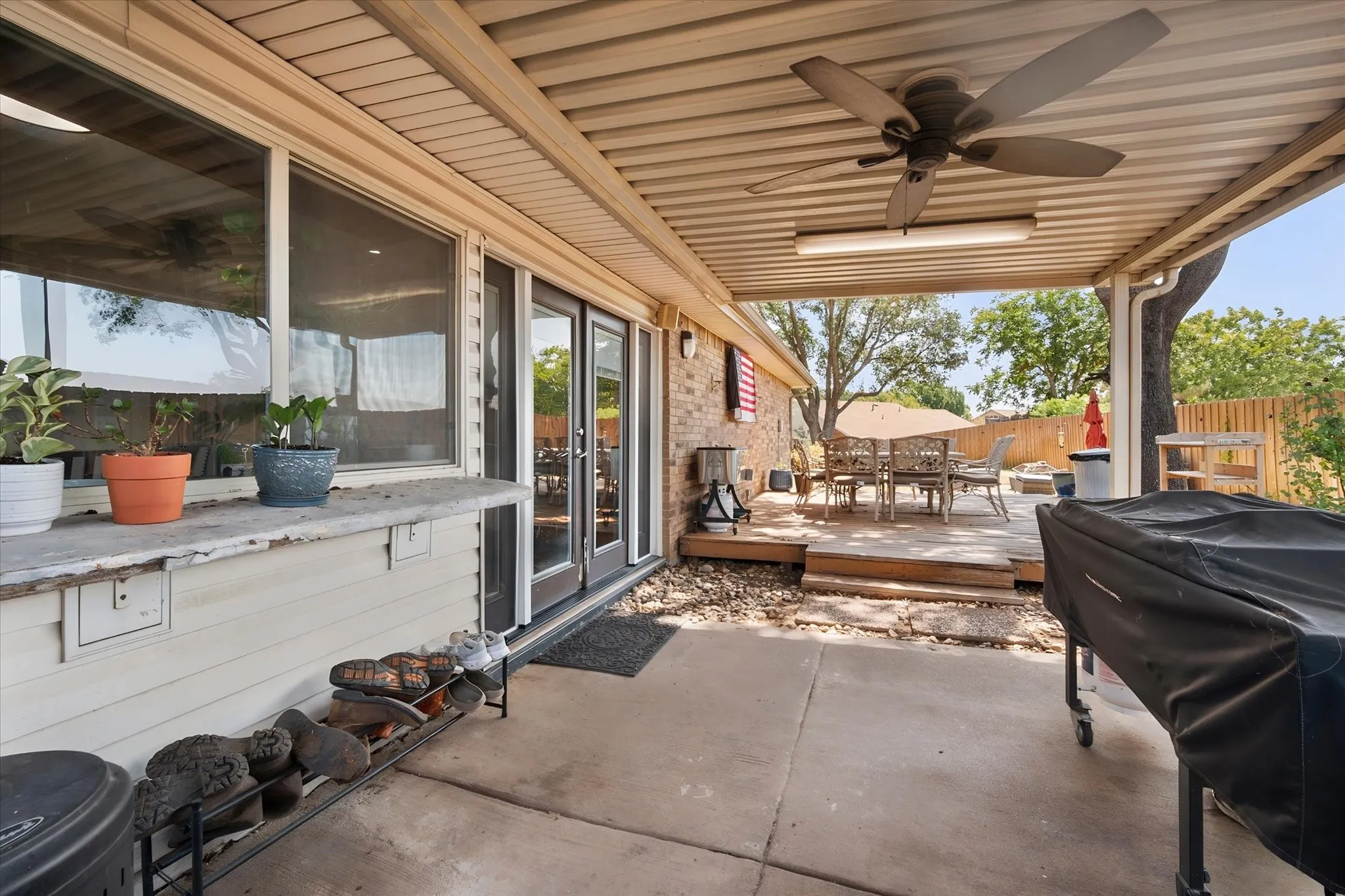 Single Family Residence For Sale in Dallas County , 329 E Crossland Boulevard, Grand Prairie, Texas 75052, 3 Bedroom, 2 Bathroom, 2 Garage spaces, 1,653 Sqft, built in 1980, mls#21336292, Real Estate Agent in Grand Prairie, Homes For Sale in Dallas county, Homes For Sale in Grand Prairie, Realtor in Grand Prairie Texas, Real Estate Brokerage Independent Realty Texas, Luminita Cordes Realtor