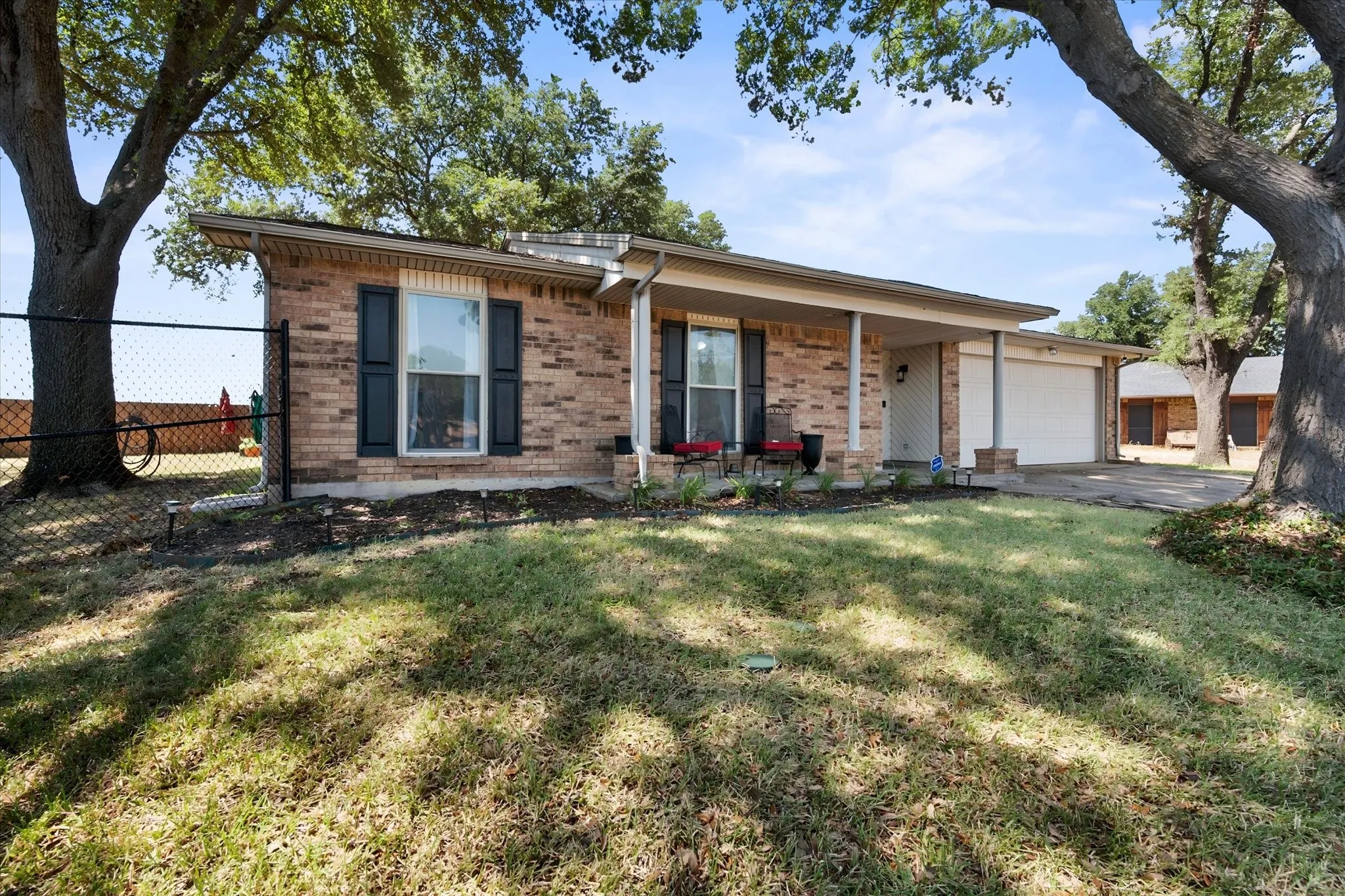 Single Family Residence For Sale in Dallas County , 329 E Crossland Boulevard, Grand Prairie, Texas 75052, 3 Bedroom, 2 Bathroom, 2 Garage spaces, 1,653 Sqft, built in 1980, mls#21336292, Real Estate Agent in Grand Prairie, Homes For Sale in Dallas county, Homes For Sale in Grand Prairie, Realtor in Grand Prairie Texas, Real Estate Brokerage Independent Realty Texas, Luminita Cordes Realtor