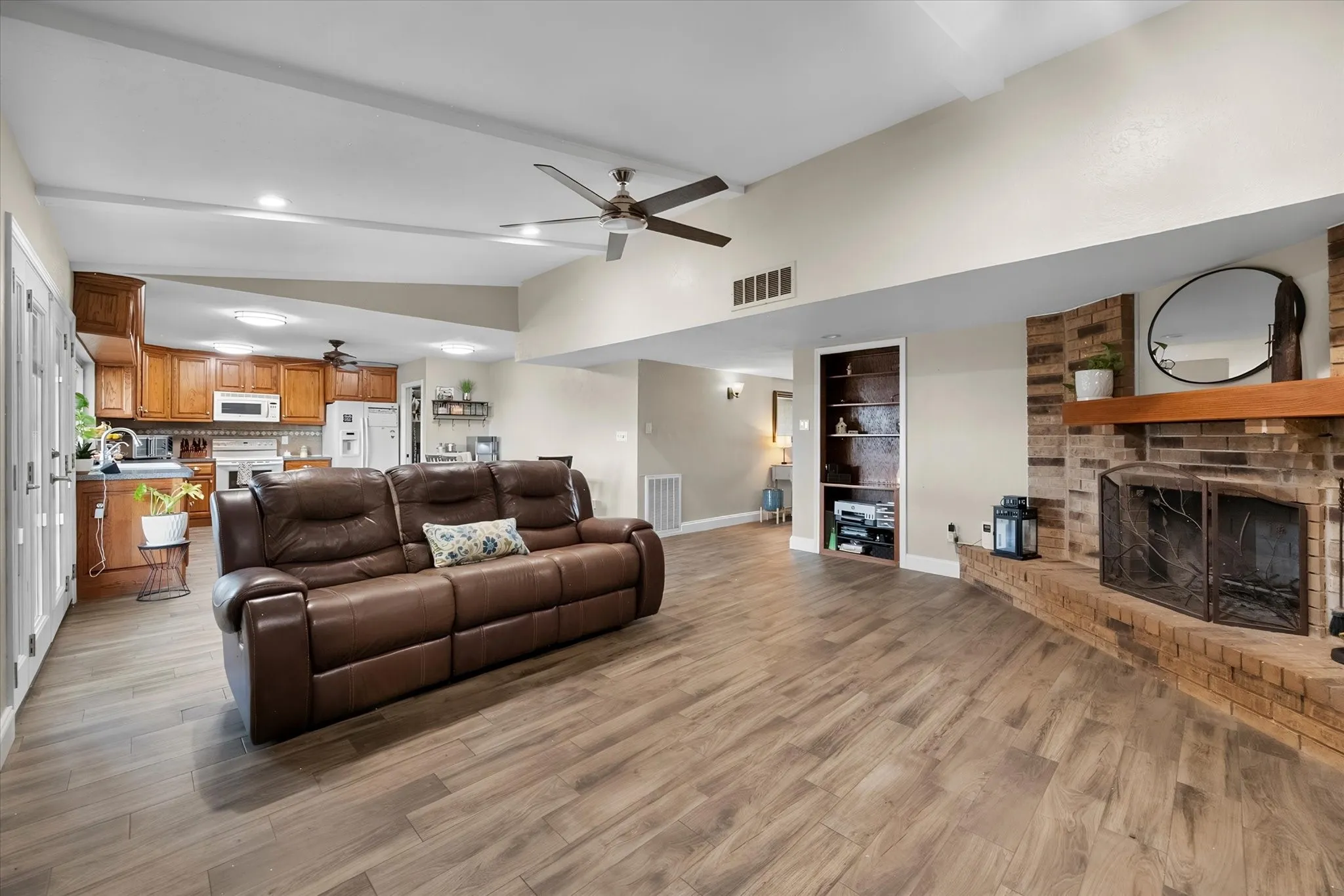 Single Family Residence For Sale in Dallas County , 329 E Crossland Boulevard, Grand Prairie, Texas 75052, 3 Bedroom, 2 Bathroom, 2 Garage spaces, 1,653 Sqft, built in 1980, mls#21336292, Real Estate Agent in Grand Prairie, Homes For Sale in Dallas county, Homes For Sale in Grand Prairie, Realtor in Grand Prairie Texas, Real Estate Brokerage Independent Realty Texas, Luminita Cordes Realtor