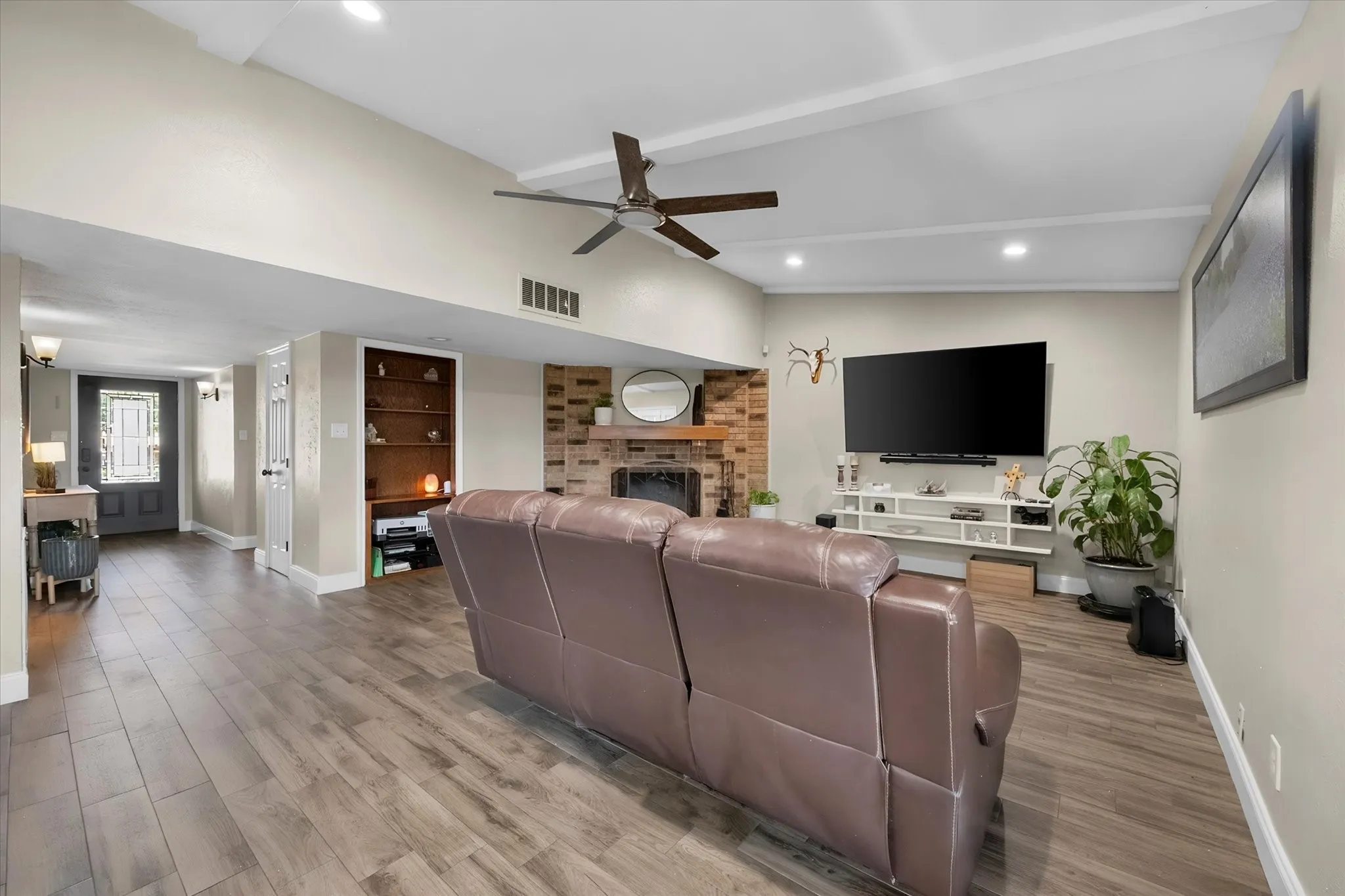 Single Family Residence For Sale in Dallas County , 329 E Crossland Boulevard, Grand Prairie, Texas 75052, 3 Bedroom, 2 Bathroom, 2 Garage spaces, 1,653 Sqft, built in 1980, mls#21336292, Real Estate Agent in Grand Prairie, Homes For Sale in Dallas county, Homes For Sale in Grand Prairie, Realtor in Grand Prairie Texas, Real Estate Brokerage Independent Realty Texas, Luminita Cordes Realtor