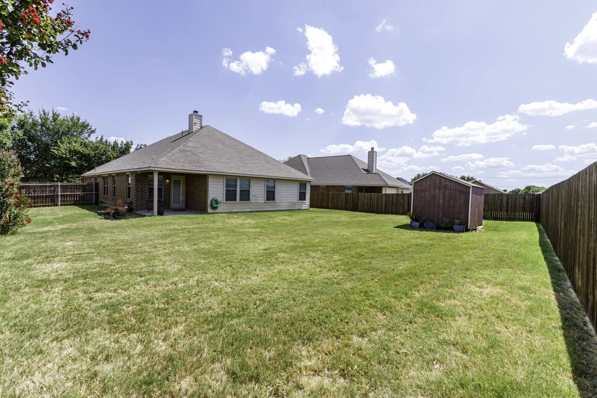 Large back yard, with a nice srorage building.