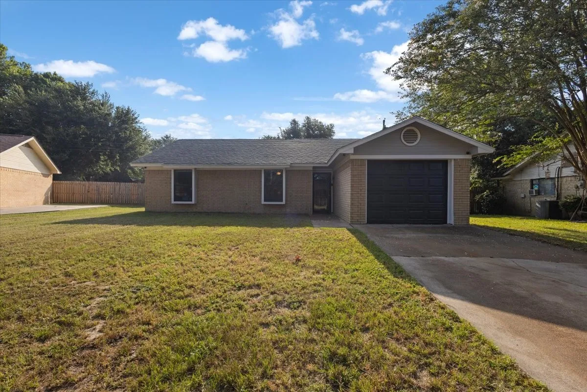 Single Family Residence For Sale in Henderson County , 710 Southwood Drive, Athens, Texas 75751, 3 Bedroom, 2 Bathroom, 1 Garage spaces, 1,221 Sqft, built in 0, mls#21359316, Real Estate Agent in Athens, Homes For Sale in Henderson county, Homes For Sale in Athens, Realtor in Athens Texas, Real Estate Brokerage Independent Realty Texas, Luminita Cordes Realtor