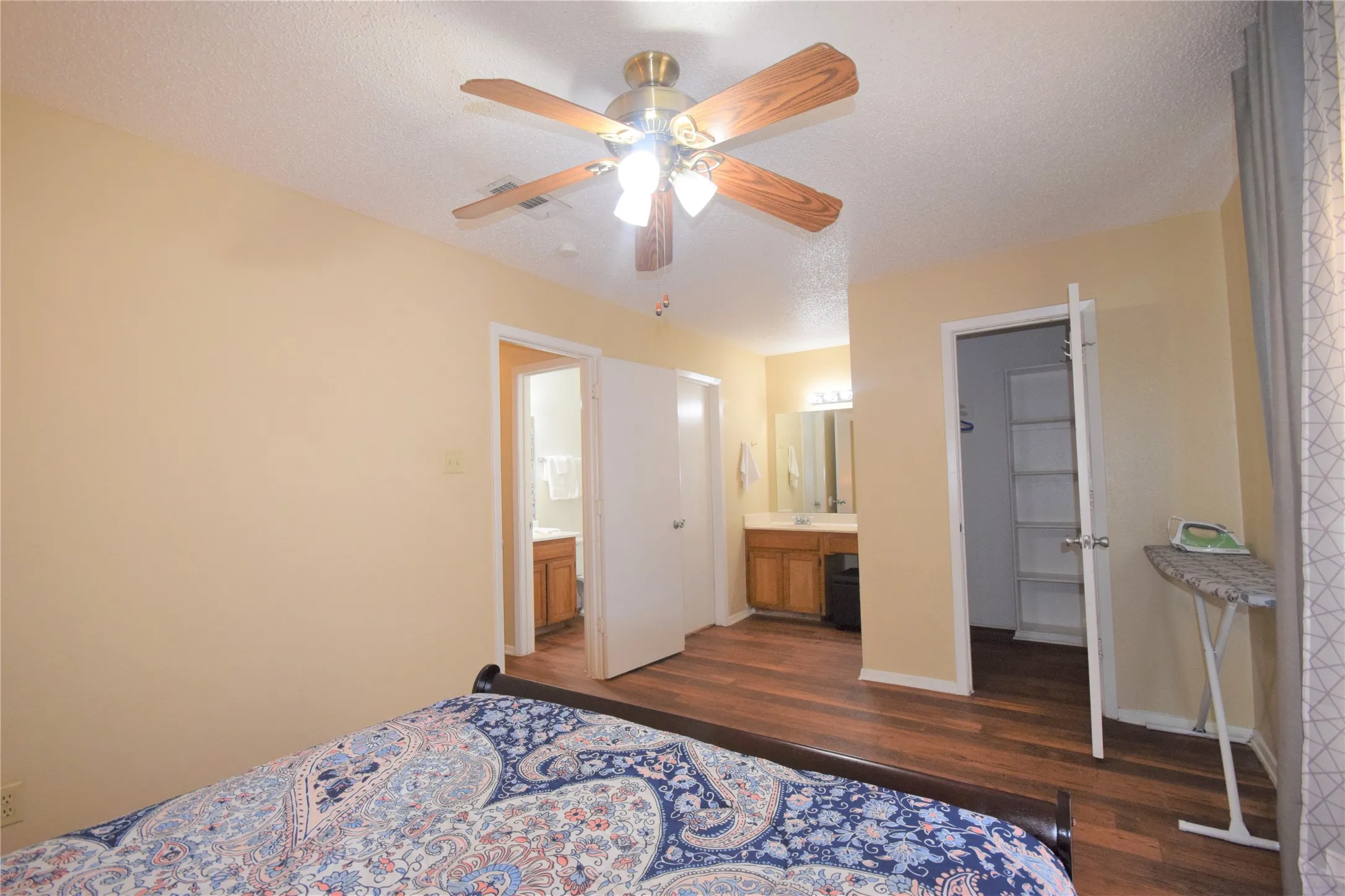 Apartment For Rent in Tarrant County , 6401 Basswood Drive, Fort Worth, Texas 76135, 2 Bedroom, 1 Bathroom, Garage spaces, 3,200 Sqft, built in 1985, Price $1,100, mls#21359320, Real Estate Agent in Fort Worth, Homes For Rent in Tarrant county, Homes For Rent in Fort Worth, Realtor in Fort Worth Texas, Real Estate Brokerage Independent Realty Texas, Luminita Cordes Realtor