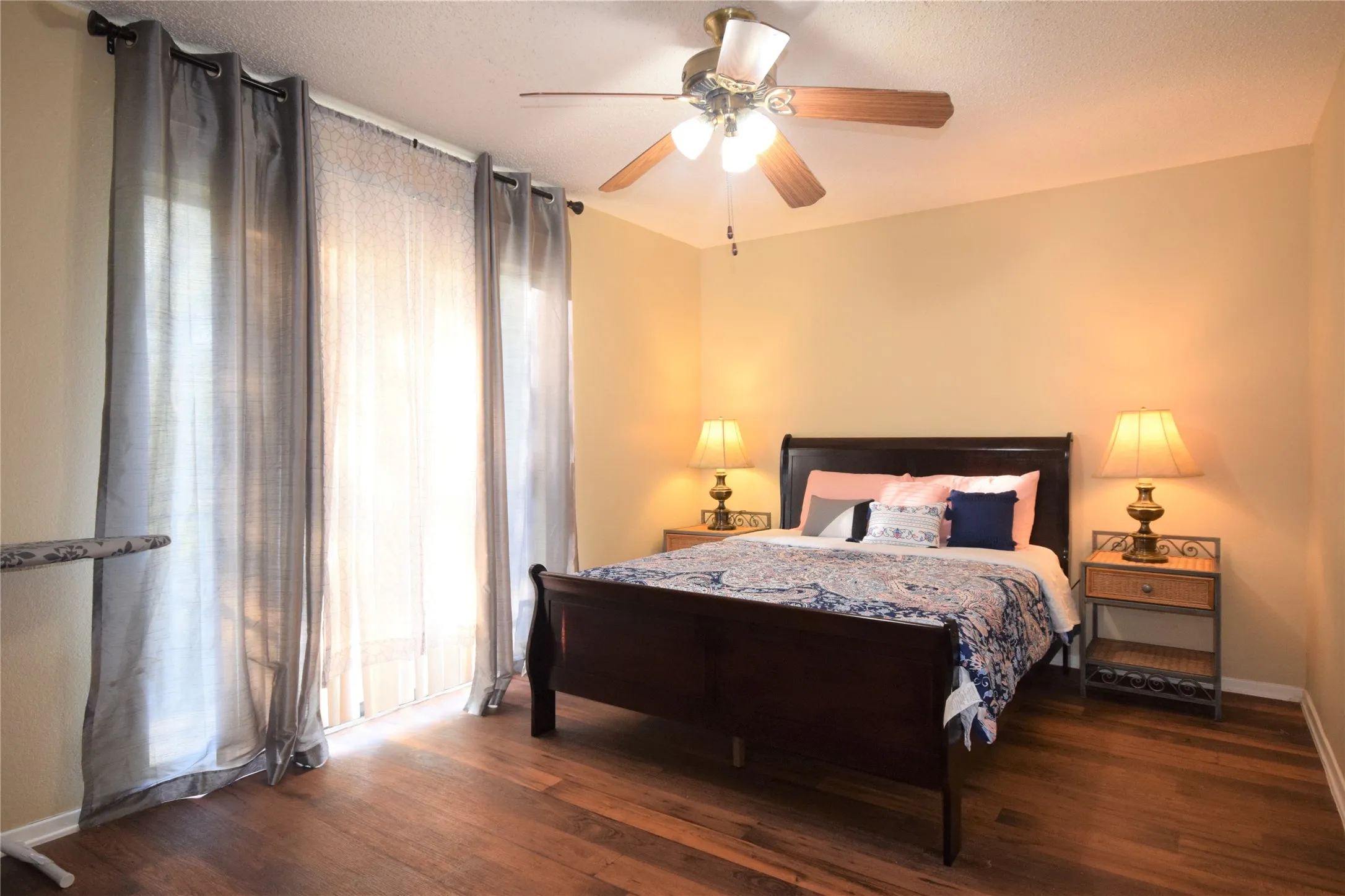 Apartment For Rent in Tarrant County , 6401 Basswood Drive, Fort Worth, Texas 76135, 2 Bedroom, 1 Bathroom, Garage spaces, 3,200 Sqft, built in 1985, Price $1,100, mls#21359320, Real Estate Agent in Fort Worth, Homes For Rent in Tarrant county, Homes For Rent in Fort Worth, Realtor in Fort Worth Texas, Real Estate Brokerage Independent Realty Texas, Luminita Cordes Realtor