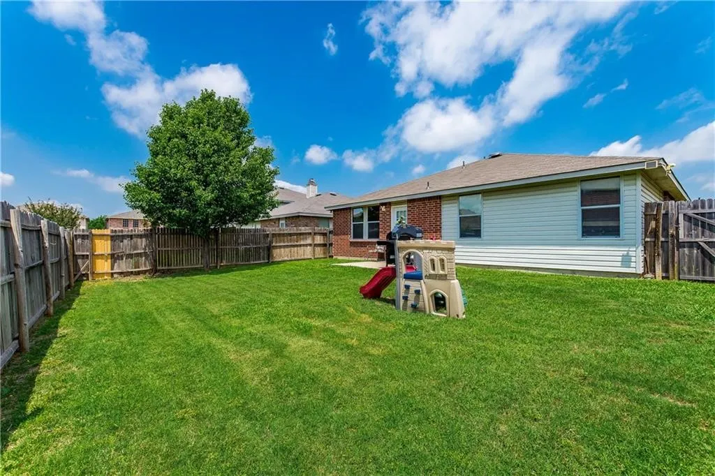 Single Family Residence For Rent in Denton County , 1608 Rialto Way, Fort Worth, Texas 76247, 3 Bedroom, 2 Bathroom, 2 Garage spaces, 1,647 Sqft, built in 2005, Price $1,895, mls#21359172, Real Estate Agent in Fort Worth, Homes For Rent in Denton county, Homes For Rent in Fort Worth, Realtor in Fort Worth Texas, Real Estate Brokerage Independent Realty Texas, Luminita Cordes Realtor