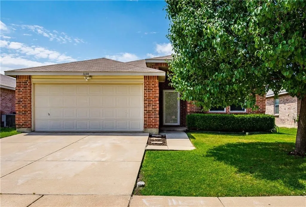 Single Family Residence For Rent in Denton County , 1608 Rialto Way, Fort Worth, Texas 76247, 3 Bedroom, 2 Bathroom, 2 Garage spaces, 1,647 Sqft, built in 2005, Price $1,895, mls#21359172, Real Estate Agent in Fort Worth, Homes For Rent in Denton county, Homes For Rent in Fort Worth, Realtor in Fort Worth Texas, Real Estate Brokerage Independent Realty Texas, Luminita Cordes Realtor